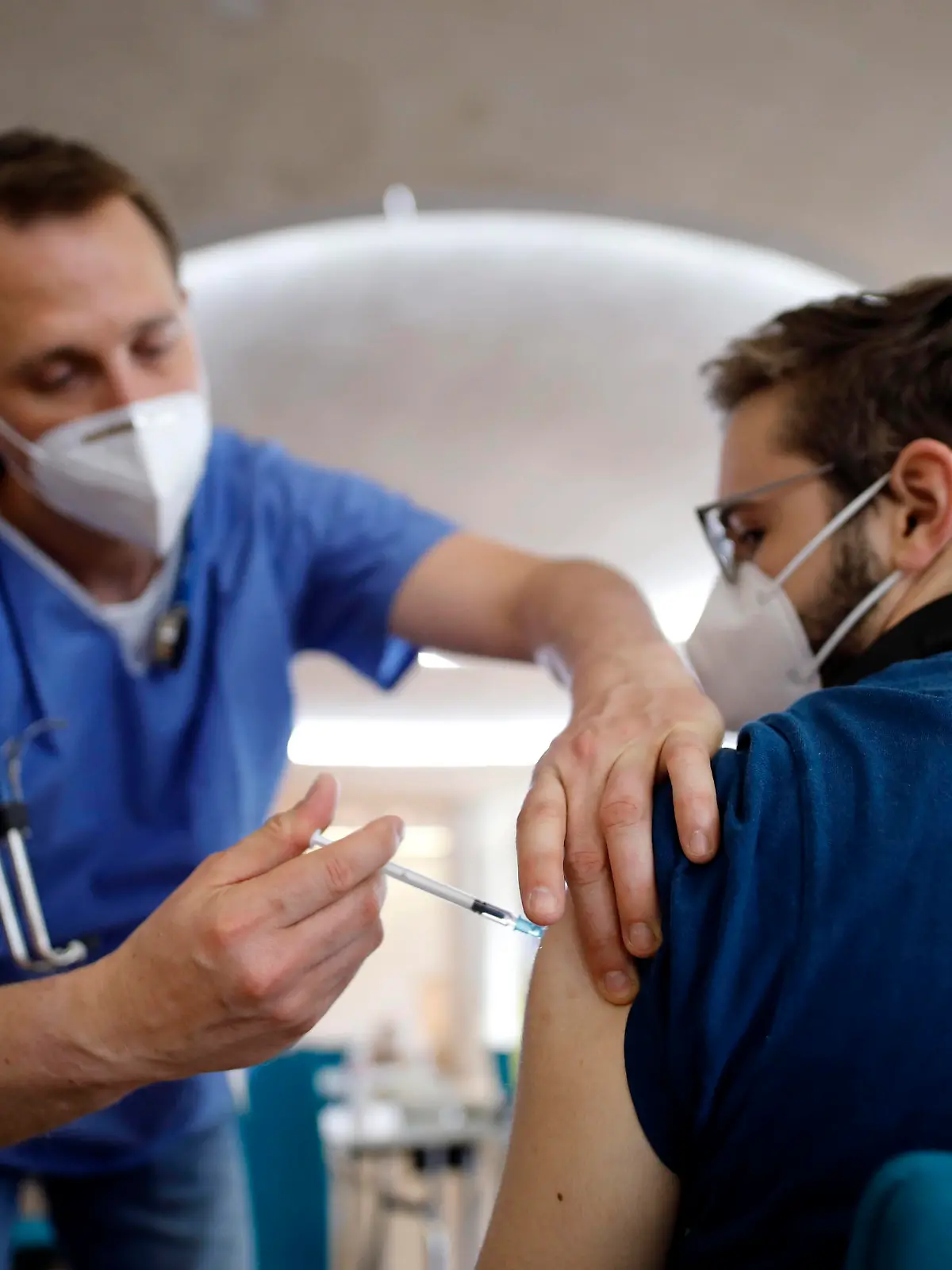  In der Ehrenfelder Ditib Moschee können sich Kölner am Wochenende gegen das Coronavirus impfen lassen. Zur Verfügung stehen Dosen des Impfstoffes von Astrazeneca sowie Johnson & Johnson. Köln, 08.05.2021 *** In the Ehrenfelder Ditib mosque Cologne can be inoculated on weekend against the Coronavirus Doses of the vaccine of Astrazeneca as well as Johnson Johnson Cologne, 08 05 2021 are available. Foto:xC.xHardtx/xFuturexImage