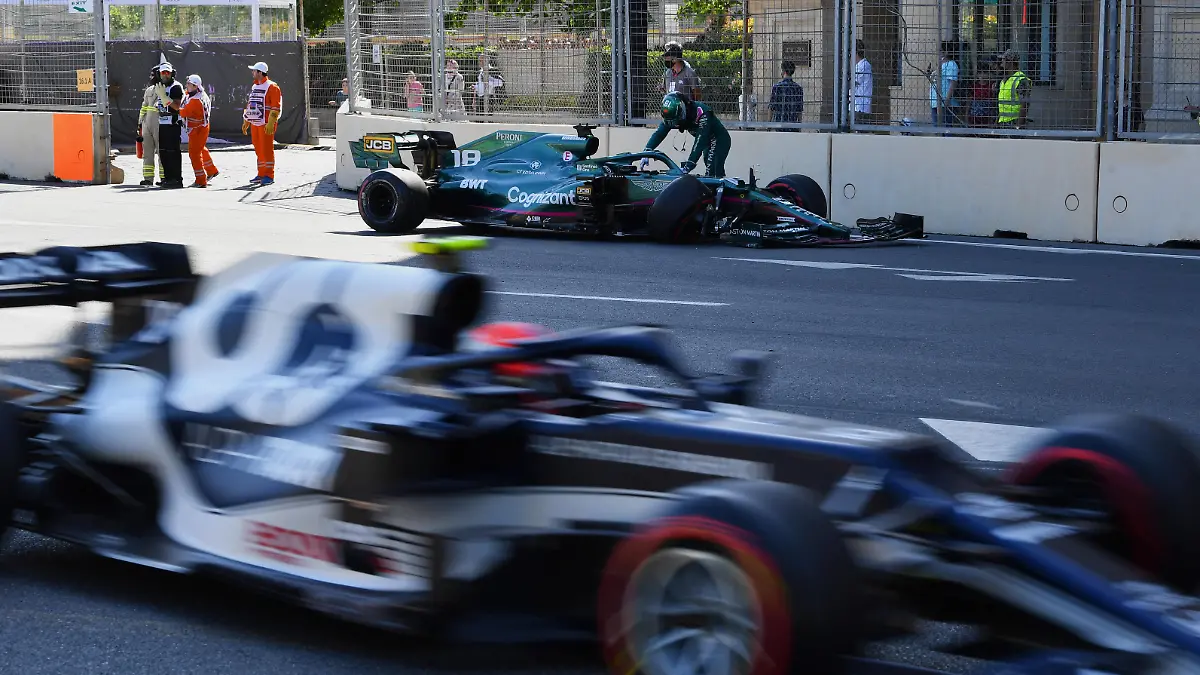 Formula 1 2021: Azerbaijan GP BAKU CITY CIRCUIT, AZERBAIJAN - JUNE 05: Lance Stroll, Aston Martin AMR21, puts the steering wheel back on his car after hitting the wall during the Azerbaijan GP at Baku City Circuit on Saturday June 05, 2021 in Baku, Azerbaijan. Photo by Mark Sutton / Sutton Images Images PUBLICATIONxINxGERxSUIxAUTxHUNxONLY GP2106_120505MS1_5148