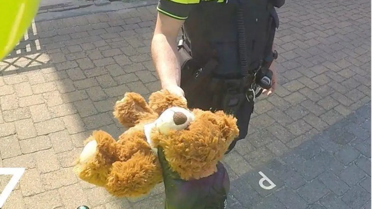 Polizei befreit Kind aus heißem Auto