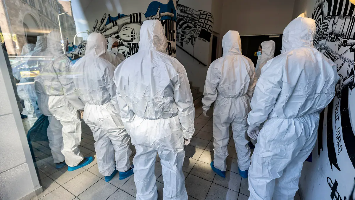 19.04.2023, Nordrhein-Westfalen, Duisburg: Nach der Attacke in einem Duisburger Fitnessstudio mit vier Schwerverletzten ist die Spurensicherung erneut mit massivem Personal im Gebäude. Bei einer Attacke in einem Fitnessstudio in der Duisburger Innenstadt sind mehrere Personen schwer verletzt worden. Die Polizei sprach am Dienstagabend von «mindestens» einem Täter. Foto: Christoph Reichwein/dpa +++ dpa-Bildfunk +++