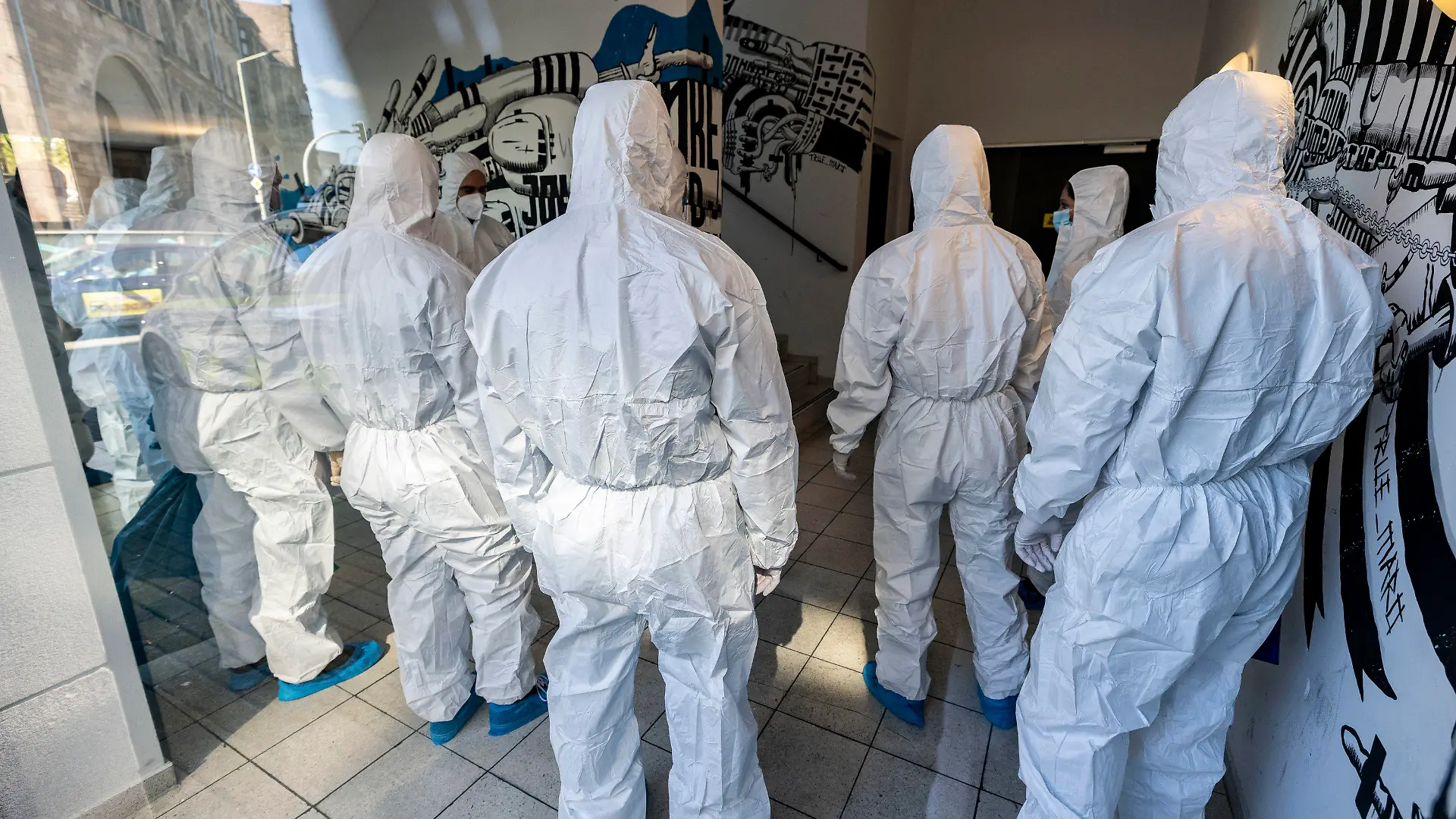 19.04.2023, Nordrhein-Westfalen, Duisburg: Nach der Attacke in einem Duisburger Fitnessstudio mit vier Schwerverletzten ist die Spurensicherung erneut mit massivem Personal im Gebäude. Bei einer Attacke in einem Fitnessstudio in der Duisburger Innenstadt sind mehrere Personen schwer verletzt worden. Die Polizei sprach am Dienstagabend von «mindestens» einem Täter. Foto: Christoph Reichwein/dpa +++ dpa-Bildfunk +++