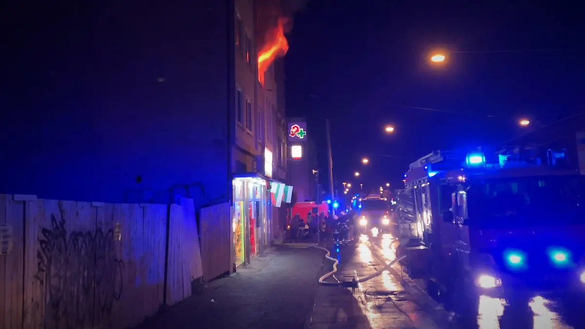 Feuer in Kassel am 04.06.2021: Flammen schlagen auf dem Fenster der Brandwohnung.