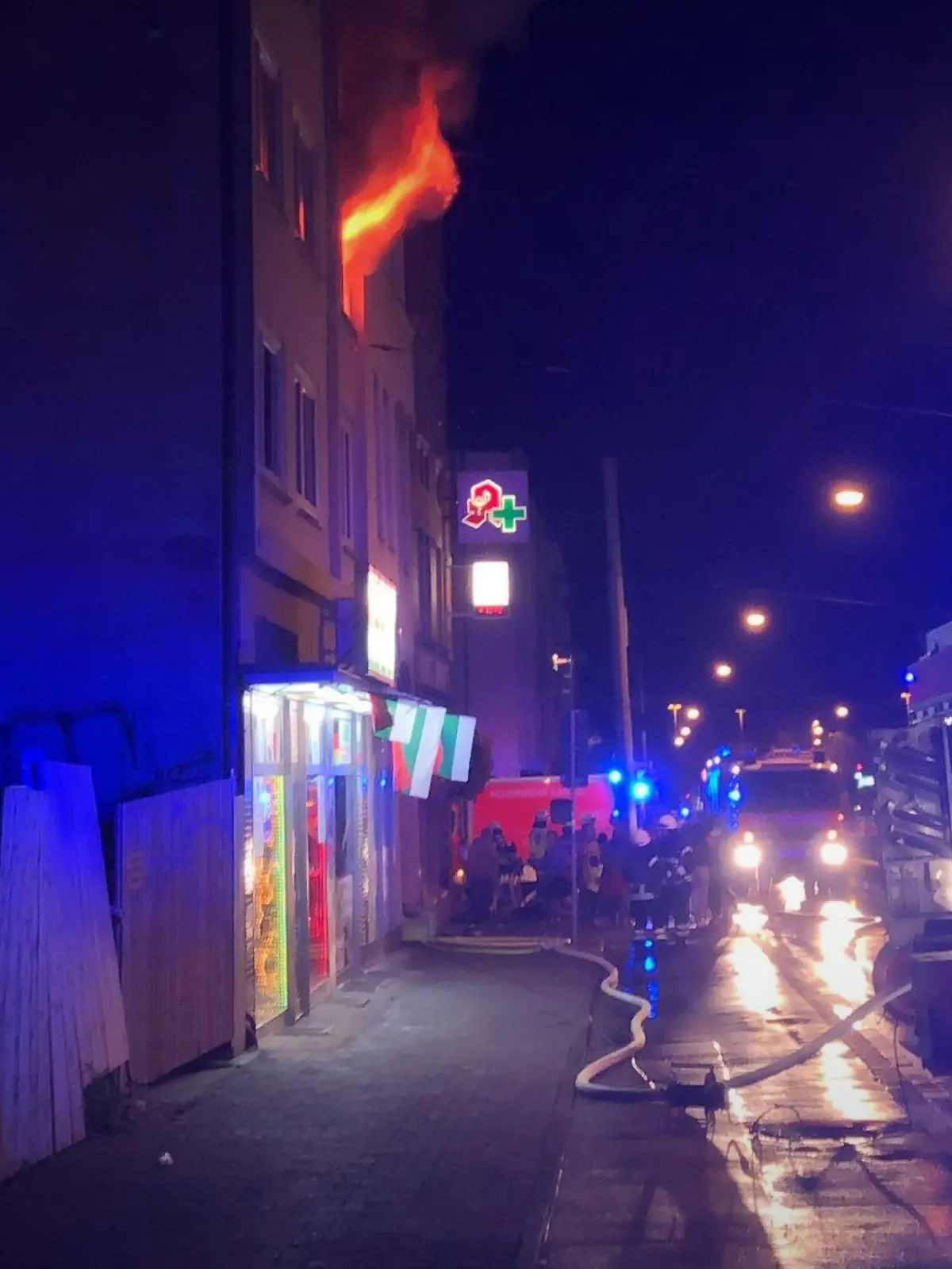 Feuer in Kassel am 04.06.2021: Flammen schlagen auf dem Fenster der Brandwohnung.