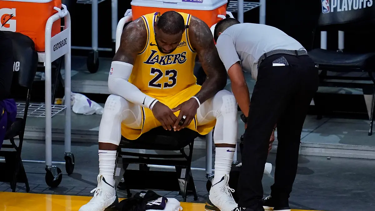 03.06.2021, USA, Los Angeles: Basketball: NBA, Los Angeles Lakers - Phoenix Suns, Play-off-Runde, Western Conference, Viertelfinale, 6. Spieltag: LeBron James von den Los Angeles Lakers sitzt während des Spiels auf der Bank. Foto: Ashley Landis/AP/dpa +++ dpa-Bildfunk +++