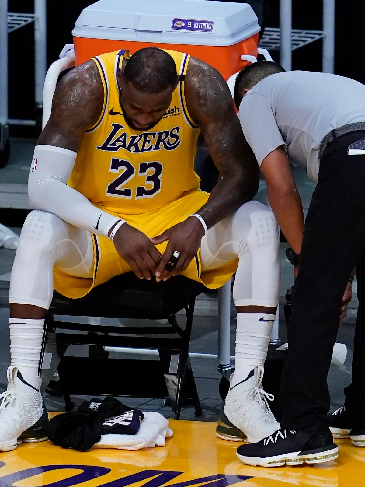 03.06.2021, USA, Los Angeles: Basketball: NBA, Los Angeles Lakers - Phoenix Suns, Play-off-Runde, Western Conference, Viertelfinale, 6. Spieltag: LeBron James von den Los Angeles Lakers sitzt während des Spiels auf der Bank. Foto: Ashley Landis/AP/dpa +++ dpa-Bildfunk +++
