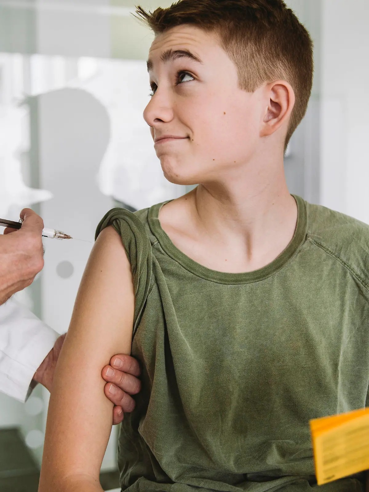 Doctor injecting a vaccine into teenagers arm model released Symbolfoto property released MFF05520