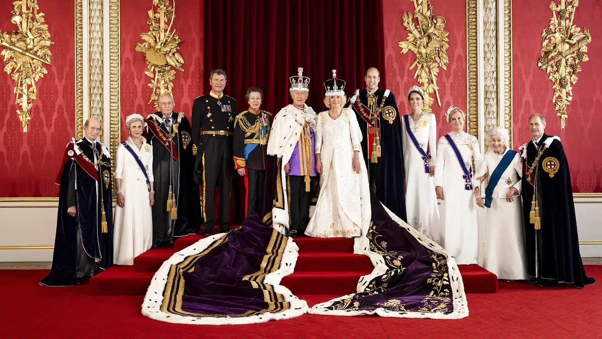 HANDOUT - 08.05.2023, Großbritannien, London: Das am 08.05.2023 vom Royal Household 2023 herausgegebene Handout zeigt Mitglieder der Royal Family (v.l.) Herzog von Kent, Herzogin von Gloucester, Herzog von Gloucester, Vizeadmiral Sir Tim Laurence, Anne, Prinzessin Royal, König Charles III. , Königin Camilla, William, Prinz von Wales, Kate, Prinzessin von Wales, Sophie, Herzogin von Edinburgh, Prinzessin Alexandra, The Honourable Lady Ogilvy, Prinz Edward, Herzog von Edinburgh, zusammen für ein Foto. Nach der Krönung von König Charles III. und Königin Camilla hat der Palast offizielle Porträtfotos des Königspaars und ein Gruppenbild herausgegeben. Die Krönung von König Charles III. fand am 6. Mai in London statt. Foto: Hugo Burnand/Royal Household 2023/PA Media/dpa - ACHTUNG: Nur zur redaktionellen Verwendung im Zusammenhang mit der Berichterstattung über die Krönung bis zum 31. Dezember 2023. Das Foto darf nicht verändert und nur im vollen Ausschnitt verwendet werden. Keine Archivierung. Nur mit vollständiger Nennung des vorstehenden Credits +++ dpa-Bildfunk +++