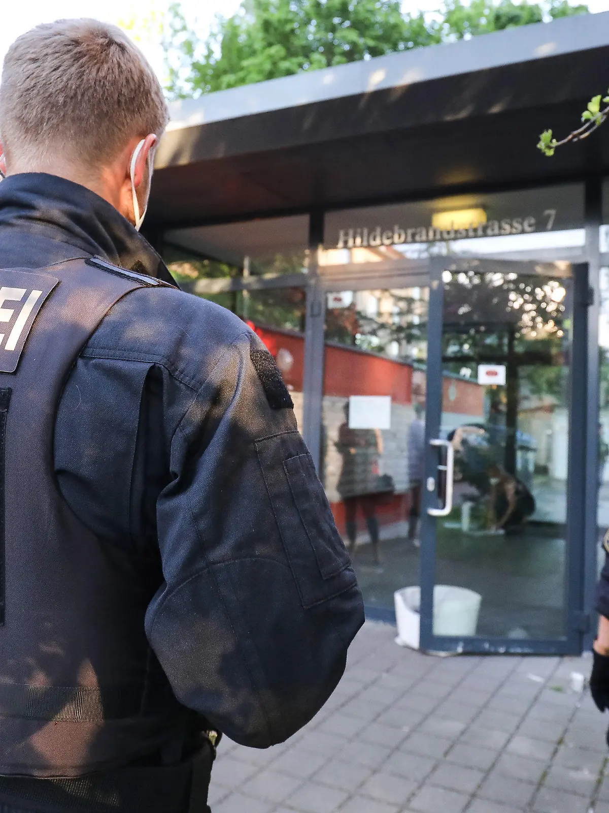 03.06.2021, Sachsen, Dresden: Einsatzkräfte der Polizei stehen vor einem Studentenwohnheim. Nach dem Tod eines an Covid-19 erkrankten jungen Indien-Rückkehrers in Dresden hat das Gesundheitsamt für alle Bewohnerinnen und Bewohner eines Hochhauses Quarantäne angeordnet. (zu dpa "Indien-Rückkehrer stirbt an Corona: Dresdner Hochhaus unter Quarantäne") Foto: Tino Plunert/dpa-Zentralbild/dpa +++ dpa-Bildfunk +++
