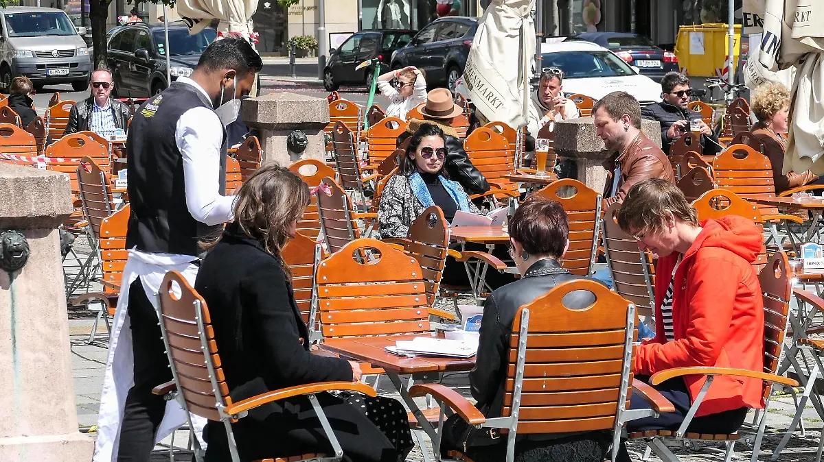 210522 -- BERLIN, May 22, 2021 -- Guests are seen at the outdoor area of a restaurant in Berlin, capital of Germany, May 21, 2021. Restaurants in Berlin are allowed to serve guests outdoors from Friday. Photo by /Xinhua GERMANY-BERLIN-COVID-19-RESTAURANTS StefanxZeitz PUBLICATIONxNOTxINxCHN