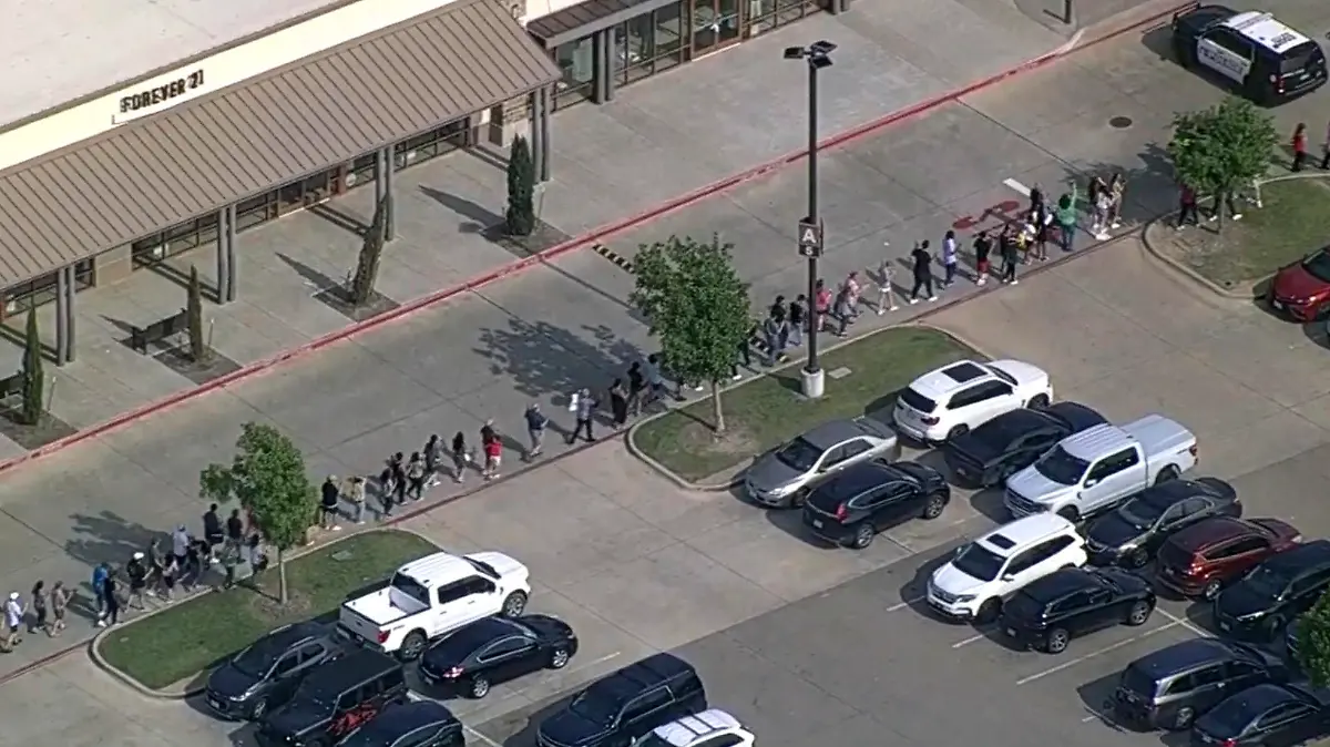 06.05.2023, USA, Allen: In diesem Bild aus einem von der WFAA zur Verfügung gestellten Video werden nach Berichten über Schüsse Menschen aus dem Allen Premium Outlet in Allen, Texas, evakuiert. In dem Einkaufszentrum in einem Vorort der Stadt Dallas sind bei einem Amoklauf mehrere Menschen verletzt worden. Am Samstagabend (Ortszeit) war die Lage noch unklar. Foto: -/WFAA via AP/dpa - ACHTUNG: Nur zur redaktionellen Verwendung und nur mit vollständiger Nennung des vorstehenden Credits +++ dpa-Bildfunk +++
