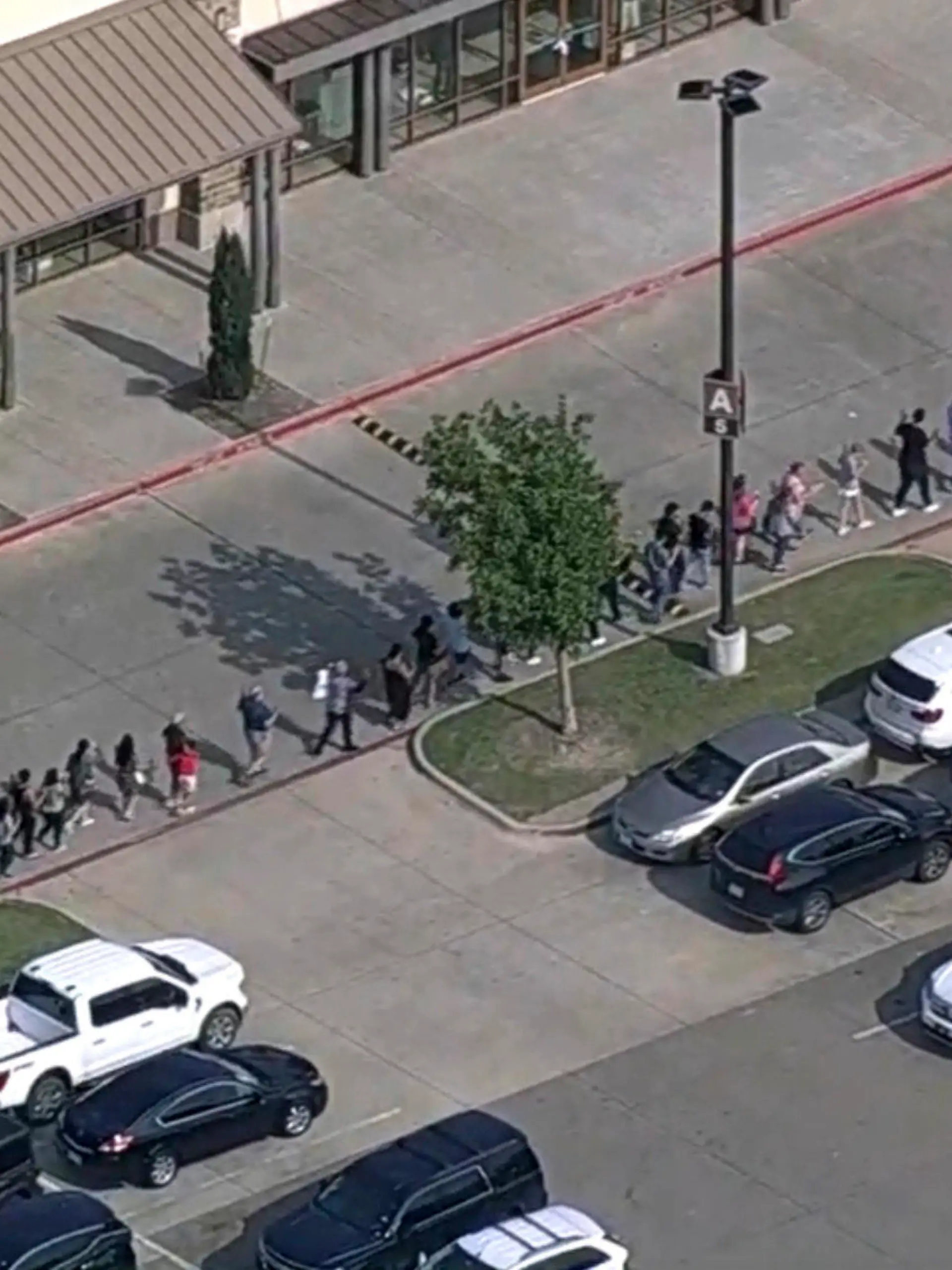 06.05.2023, USA, Allen: In diesem Bild aus einem von der WFAA zur Verfügung gestellten Video werden nach Berichten über Schüsse Menschen aus dem Allen Premium Outlet in Allen, Texas, evakuiert. In dem Einkaufszentrum in einem Vorort der Stadt Dallas sind bei einem Amoklauf mehrere Menschen verletzt worden. Am Samstagabend (Ortszeit) war die Lage noch unklar. Foto: -/WFAA via AP/dpa - ACHTUNG: Nur zur redaktionellen Verwendung und nur mit vollständiger Nennung des vorstehenden Credits +++ dpa-Bildfunk +++