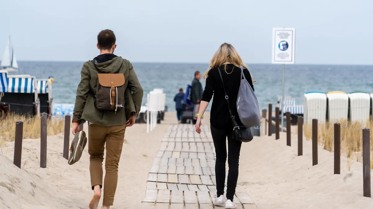  Mecklenburg-Vorpommern bereitet sich auf die Wiedereröffnung des Tourismus vor Strandszene aus Rostock-Warnemünde vor der bevorstehenden Wiedereröffnung nach dem Lockdown -Mecklenburg-Vorpommern bereitet sich auf die Wiedereröffnung des Tourismus vor Strandszene aus Rostock-Warnemünde vor der bevorstehenden Wiedereröffnung nach dem Lockdown -, Rostock Mecklenburg-Vorpommern Deutschland Warnemünde *** Mecklenburg Vorpommern prepares for the reopening of tourism Beach scene from Rostock Warnemünde before the upcoming reopening after the lockdown Mecklenburg Vorpommern prepares for the reopening of tourism Beach scene from Rostock Warnemünde before the upcoming reopening after the lockdown , Rostock Mecklenburg Vorpommern Germa