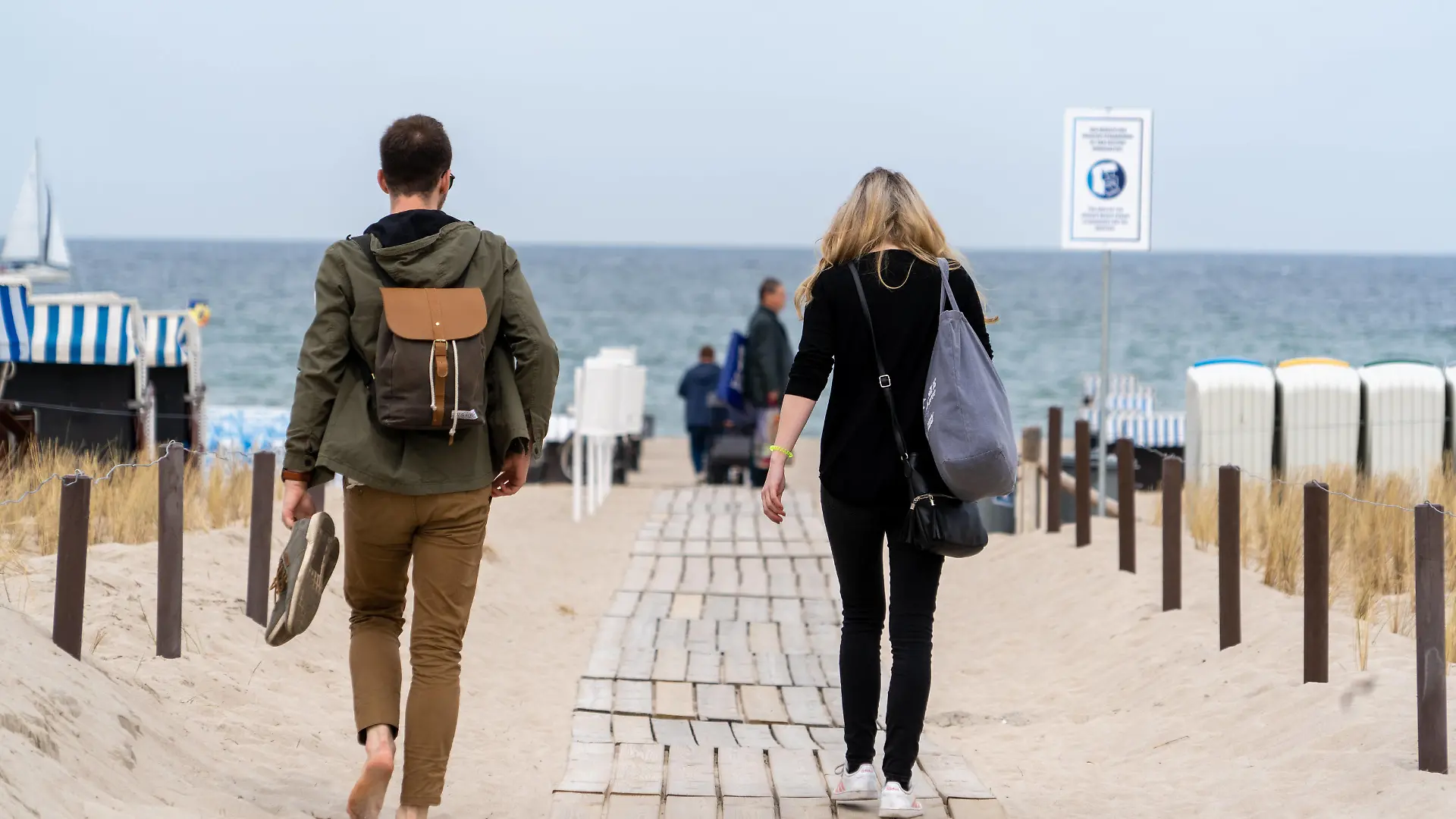 Mecklenburg-Vorpommern bereitet sich auf die Wiedereröffnung des Tourismus vor Strandszene aus Rostock-Warnemünde vor der bevorstehenden Wiedereröffnung nach dem Lockdown -Mecklenburg-Vorpommern bereitet sich auf die Wiedereröffnung des Tourismus vor Strandszene aus Rostock-Warnemünde vor der bevorstehenden Wiedereröffnung nach dem Lockdown -, Rostock Mecklenburg-Vorpommern Deutschland Warnemünde *** Mecklenburg Vorpommern prepares for the reopening of tourism Beach scene from Rostock Warnemünde before the upcoming reopening after the lockdown Mecklenburg Vorpommern prepares for the reopening of tourism Beach scene from Rostock Warnemünde before the upcoming reopening after the lockdown , Rostock Mecklenburg Vorpommern Germa