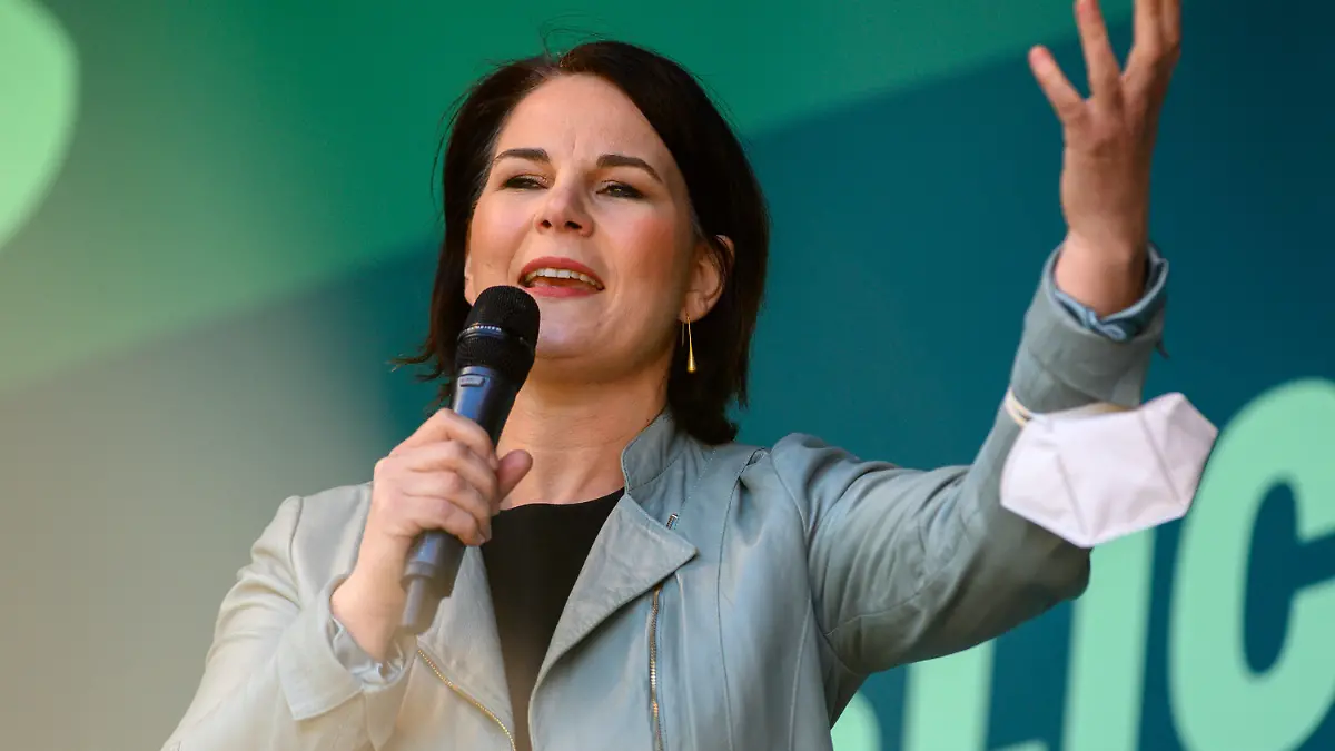 28.05.2021, Sachsen-Anhalt, Magdeburg: Annalena Baerbock, Kanzlerkandidatin von Bündnis 90/Die Grünen und Bundesvorsitzende ihrer Partei, spricht auf einer Wahlkampfversanstaltung der Grünen in Sachsen-Anhalt zu den Gästen. Die Landtagswahl findet am 06. Juni 2021 statt. Foto: Klaus-Dietmar Gabbert/dpa-Zentralbild/ZB +++ dpa-Bildfunk +++