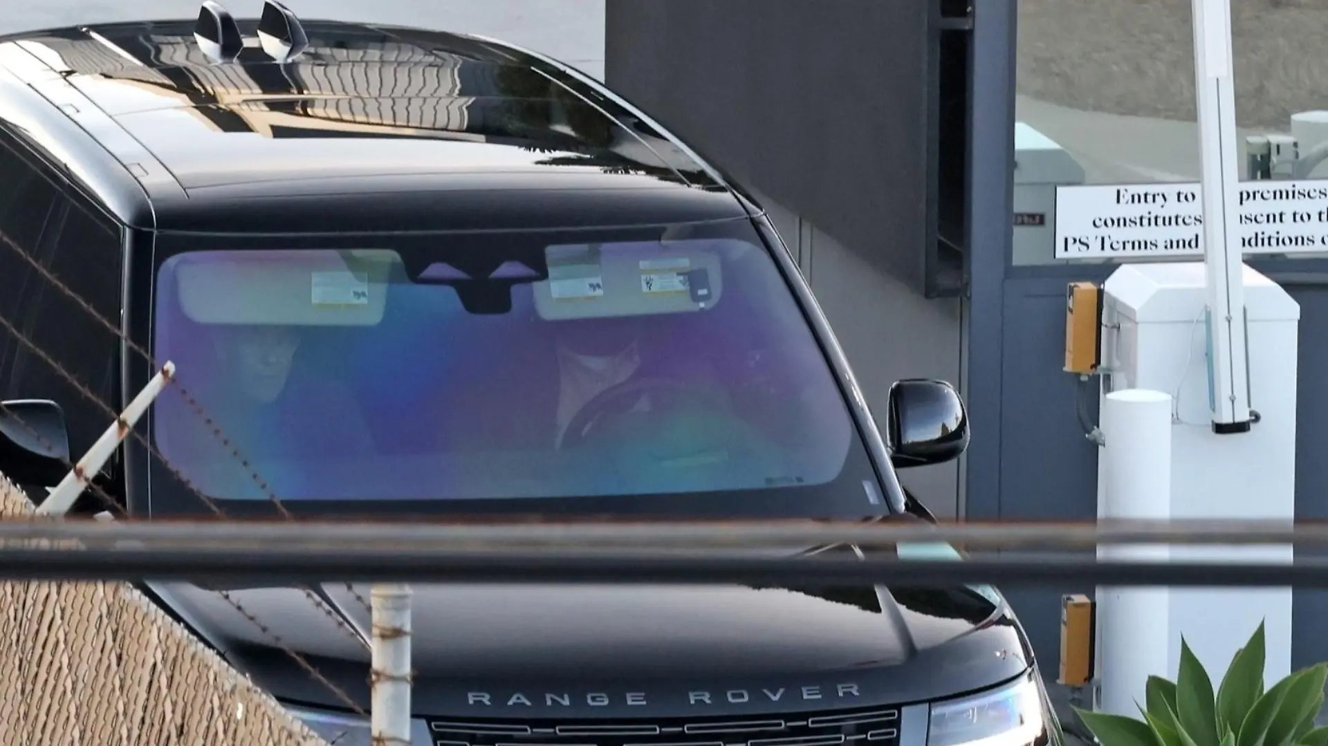Los Angeles, CA - Prince Harry arrives back home in America on his son's Birthday after his whirlwind trip to King Charles' coronation. Harry's security drove his Range Rover through the car wash in Montecito, gave it a good wipe down, and drove an hour and a Half to the uber-exclusive Private Suites hanger at LAX.
Pictured: Prince Harry
BACKGRID USA 6 MAY 2023