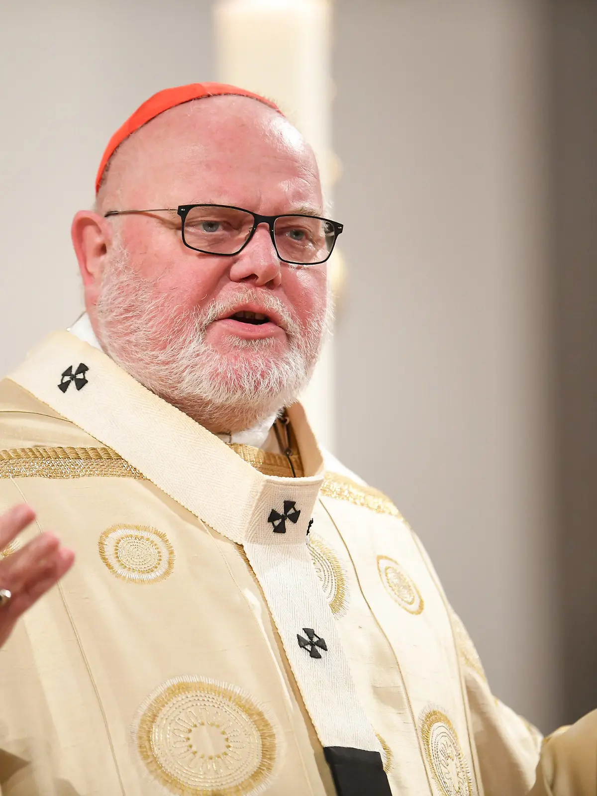 ARCHIV - 24.12.2020, Bayern, München: Kardinal Reinhard Marx zelebriert die Christmette in der Frauenkirche (Liebfrauendom). Der Münchner Kardinal ruft die Kirche an Pfingsten zu mehr Offenheit auf. (zu dpa "Der Münchner Kardinal Reinhard Marx ruft die Kirche an Pfingsten zu mehr Offenheit auf") Foto: Tobias Hase/dpa +++ dpa-Bildfunk +++
