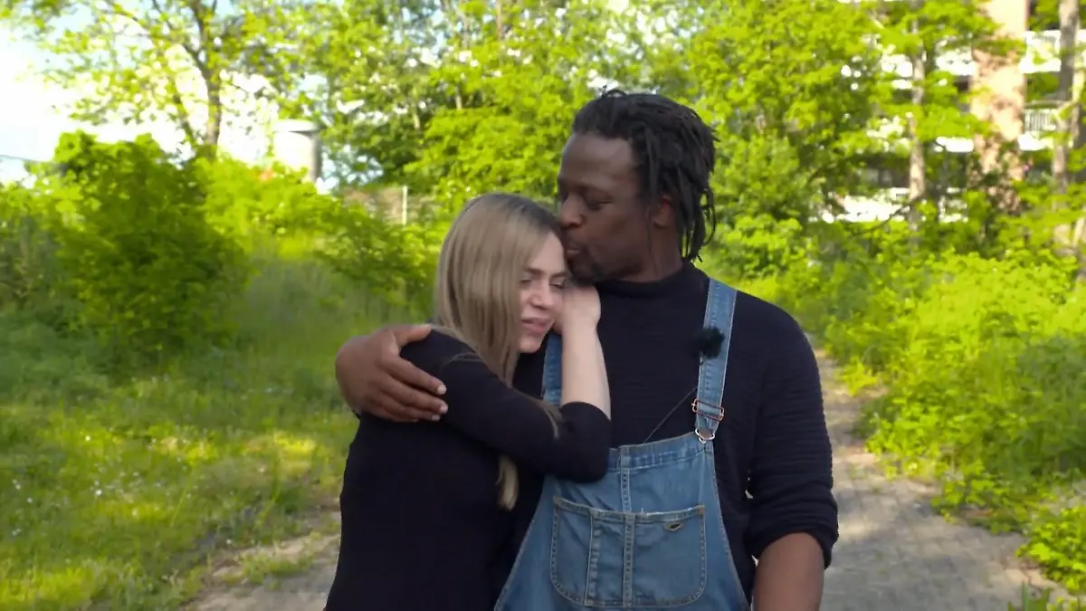 Facebook brachte Adelina Zilai & Mola Adebisi zusammen Beseelt ins Sommerhaus
