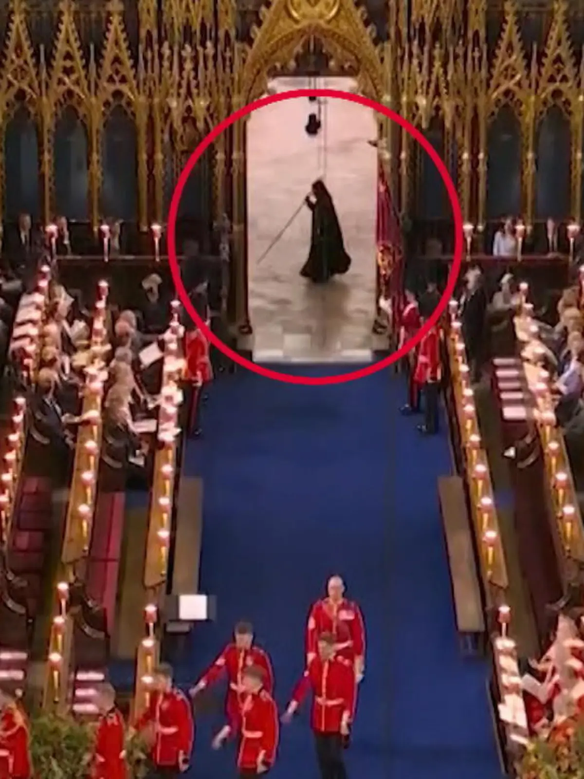 Die Krönung von König Charles ist eigentlich ein Tag der Freude. Doch ein kurzer Moment während der Feierlichkeiten wühlt die Twitter-Welt auf. Huscht hier etwa ein Sensenmann durchs Bild?