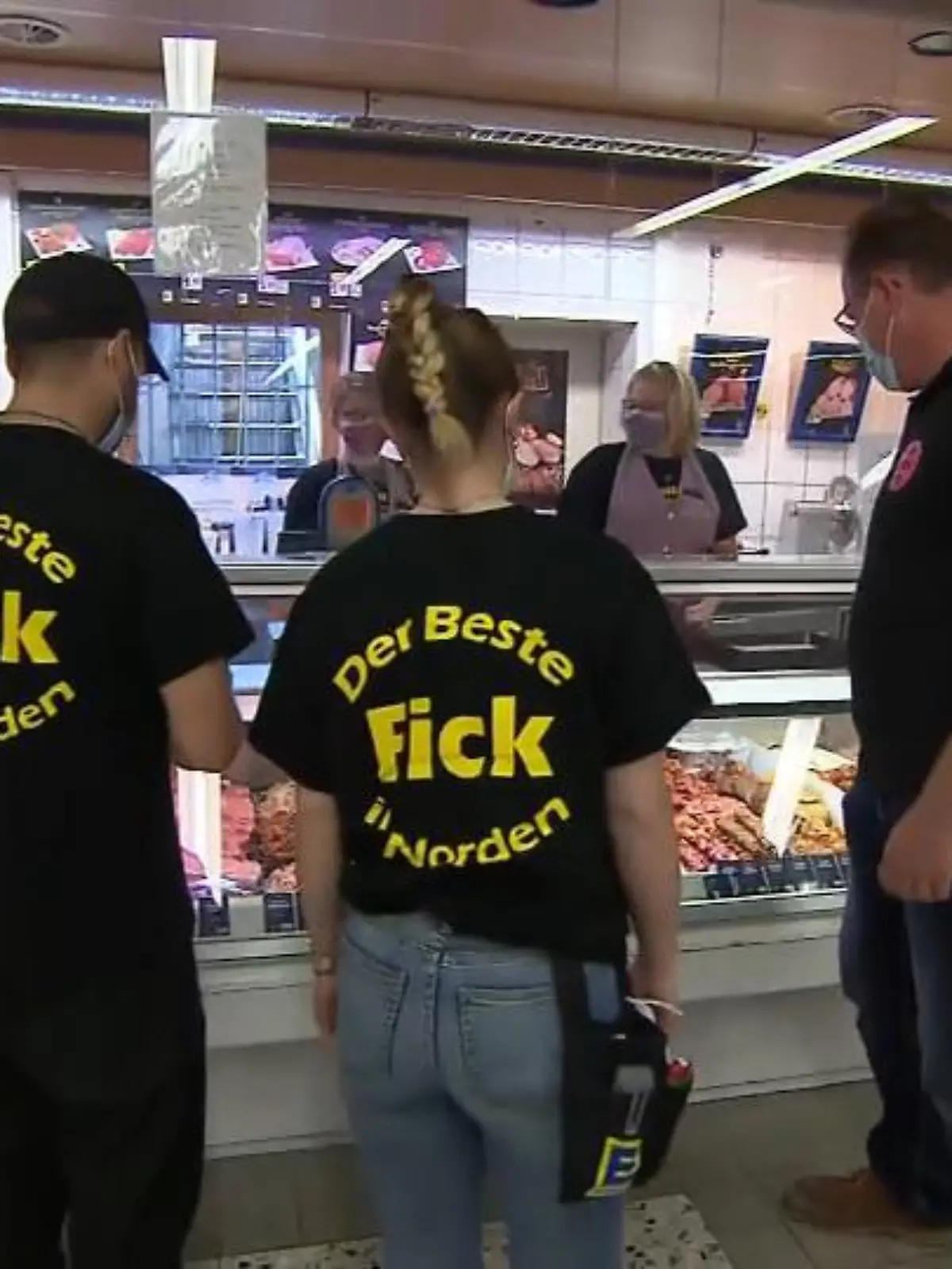 Nein, Sie haben sich das nicht eingebildet, DAS steht wirklich auf den T-Shirts der Mitarbeiter. Der Edeka-Inhaber Hans Wilhelm Fick hat seinen Mitarbeitern lustige T-Shirts gebastelt - "Der Beste Fick des Nordens". Seine Message: Wegen seines Nachnamens muss man sich nicht verstecken, er nimmt den Nachnamen der besonderen Art mit Humor.