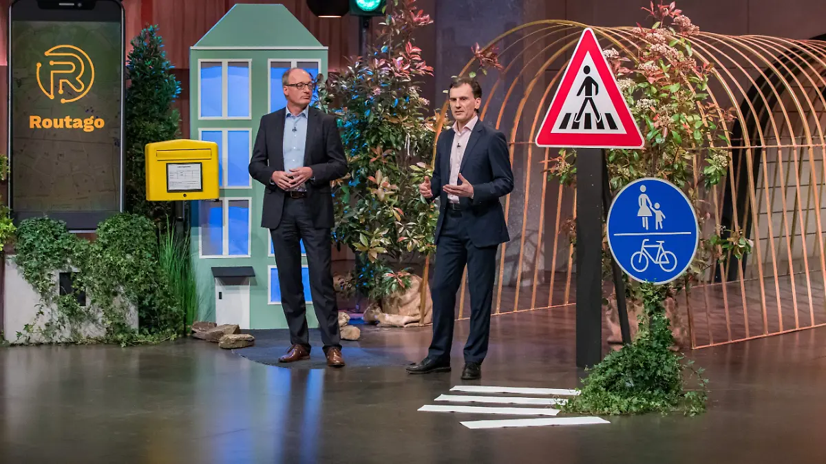 Gerd Güldenpfennig (l.) und Stefan Siebert aus Ettlingen präsentieren mit _Routago" Fußgängernavigation für Menschen mit Sehbehinderung. Sie erhoffen sich ein Investment von 600.000 Euro für 20 Prozent der Anteile an ihrem Unternehmen. Die Verwendung des sendungsbezogenen Materials ist nur mit dem Hinweis und Verlinkung auf TVNOW gestattet.