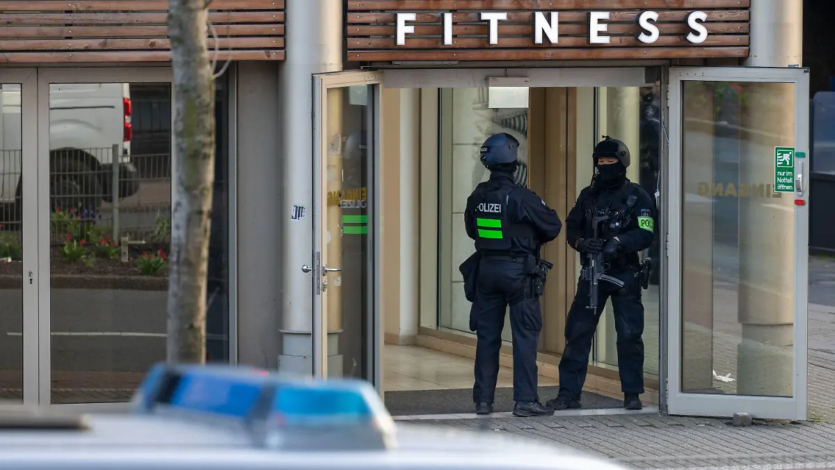 18.04.2023, Nordrhein-Westfalen, Duisburg: Polizisten stehen nach einer Attacke in einem Fitnessstudio in der Innenstadt im Eingangsbereich des Studios. Nach der blutigen Attacke in einem Duisburger Fitnessstudio hat die Bundesanwaltschaft die Ermittlungen wegen der besonderen Bedeutung des Falls übernommen. (zu dpa: «Generalbundesanwalt übernimmt Ermittlungen im Fall Duisburg») Foto: Christoph Reichwein/dpa +++ dpa-Bildfunk +++
