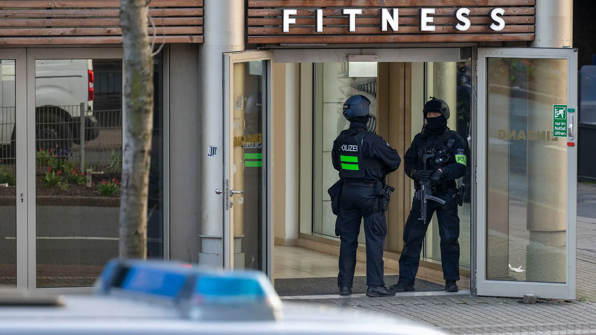 18.04.2023, Nordrhein-Westfalen, Duisburg: Polizisten stehen nach einer Attacke in einem Fitnessstudio in der Innenstadt im Eingangsbereich des Studios. Nach der blutigen Attacke in einem Duisburger Fitnessstudio hat die Bundesanwaltschaft die Ermittlungen wegen der besonderen Bedeutung des Falls übernommen. (zu dpa: «Generalbundesanwalt übernimmt Ermittlungen im Fall Duisburg») Foto: Christoph Reichwein/dpa +++ dpa-Bildfunk +++