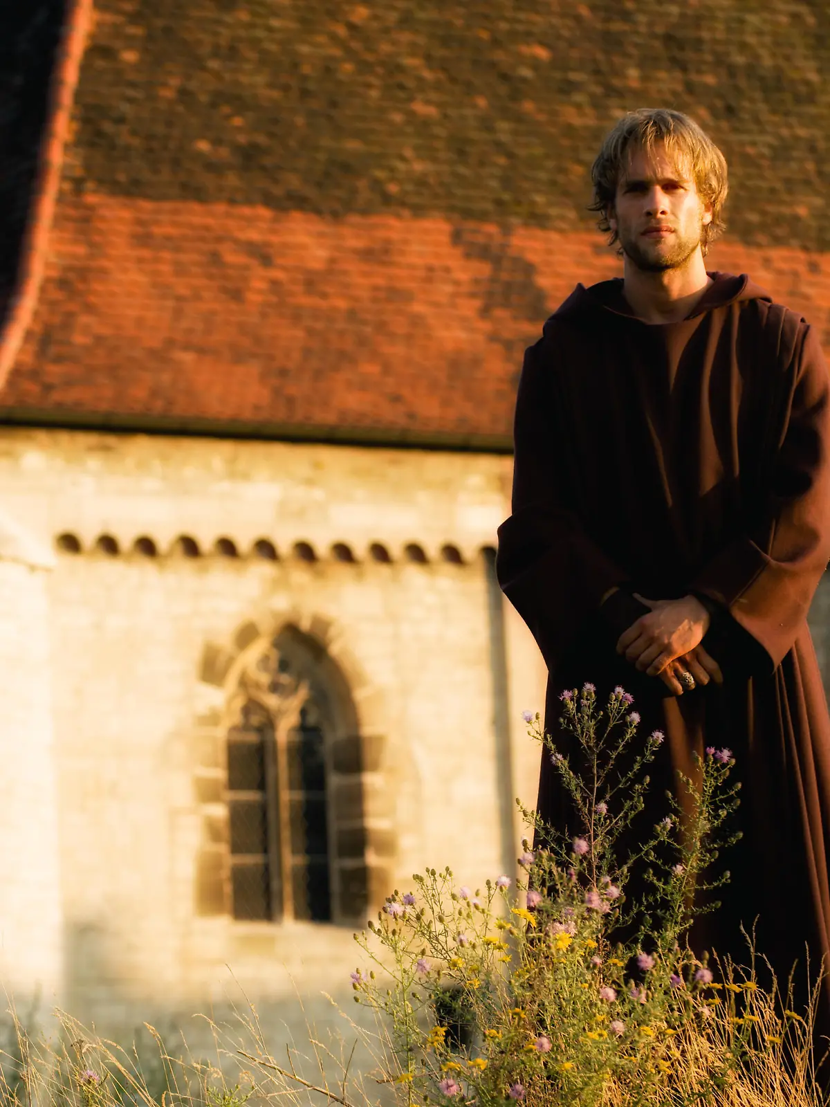 Sophia von Erlen (Simone Hanselmann) und Lasko (Mathis Landwehr) unterhalten sich Ã¼ber ihren Vater.Standfoto zur Serie "Lasko (Mathis Landwehr) - Die Faust Gottes", fuer RTLFolge 01: "Der Weg nach Rom"