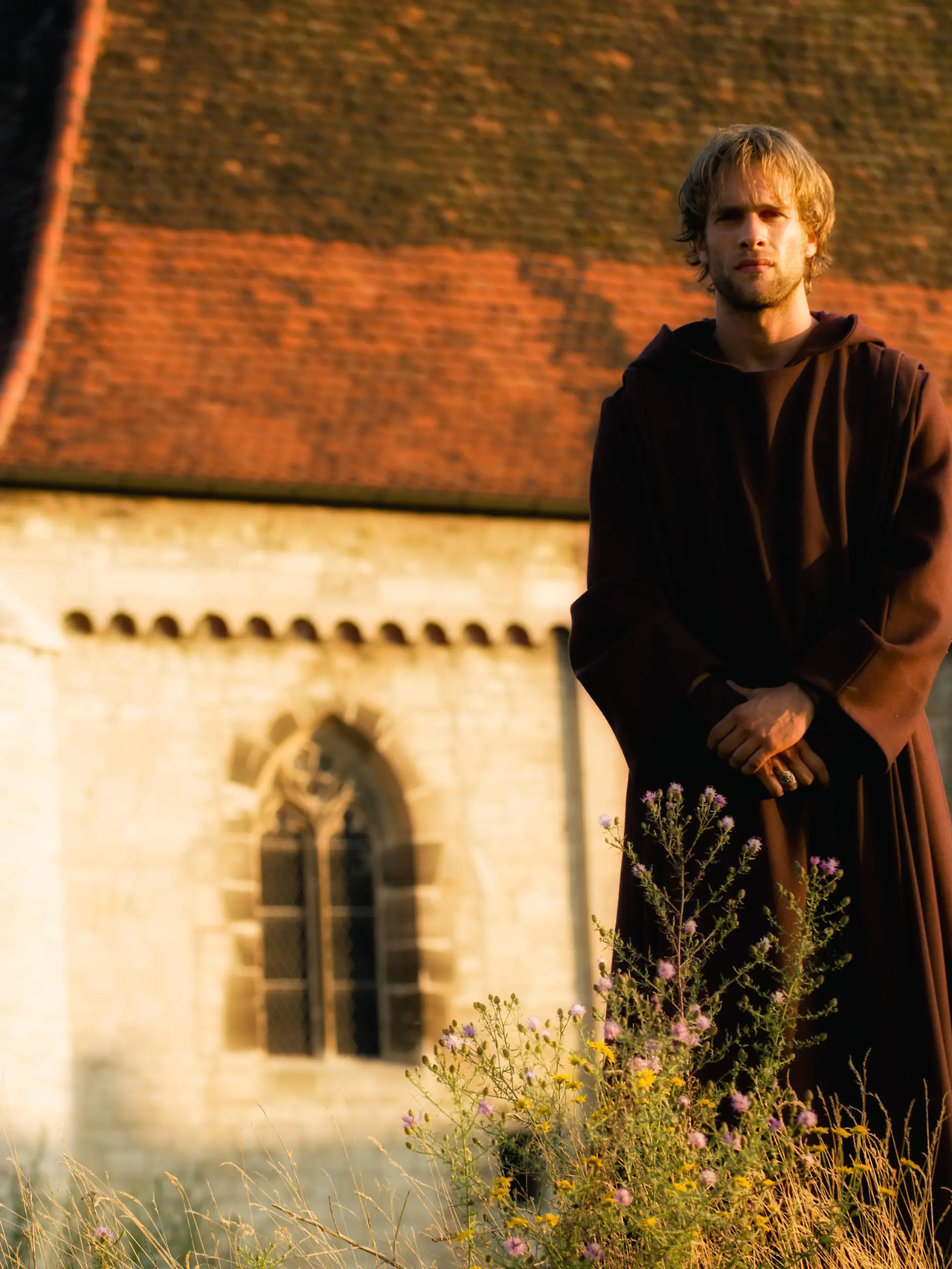 Sophia von Erlen (Simone Hanselmann) und Lasko (Mathis Landwehr) unterhalten sich über ihren Vater.Standfoto zur Serie "Lasko (Mathis Landwehr) - Die Faust Gottes", fuer RTLFolge 01: "Der Weg nach Rom"