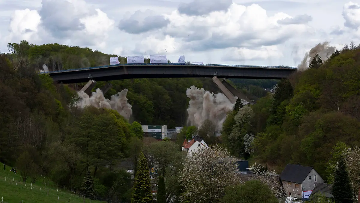 07.05.2023, Nordrhein-Westfalen, Lüdenscheid: Sprengung der Talbrücke Rahmede, der Sprengstoff in den Brückenpfeilern explodiert, danach sinkt die Talbrücke wie geplant zu Boden. Die Sprengung in bebautem Umfeld ist schwierig, das 17 000 Tonnen schwere Bauwerk muss akkurat aus bis zu 70 Metern Höhe auf ein Fallbett stürzen. Foto: Christoph Reichwein/dpa +++ dpa-Bildfunk +++