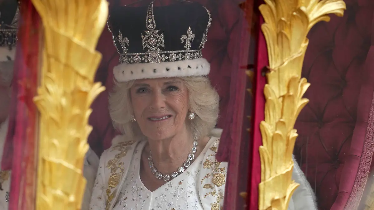 06.05.2023, Großbritannien, London: Großbritanniens König Charles III. und Königin Camilla fahren nach der Krönungszeremonie mit der Goldenen Staatskutsche zum Buckingham-Palast. Zur Krönung von König Charles III. sind zahlreiche Gäste gekommen. Foto: Kin Cheung/AP +++ dpa-Bildfunk +++