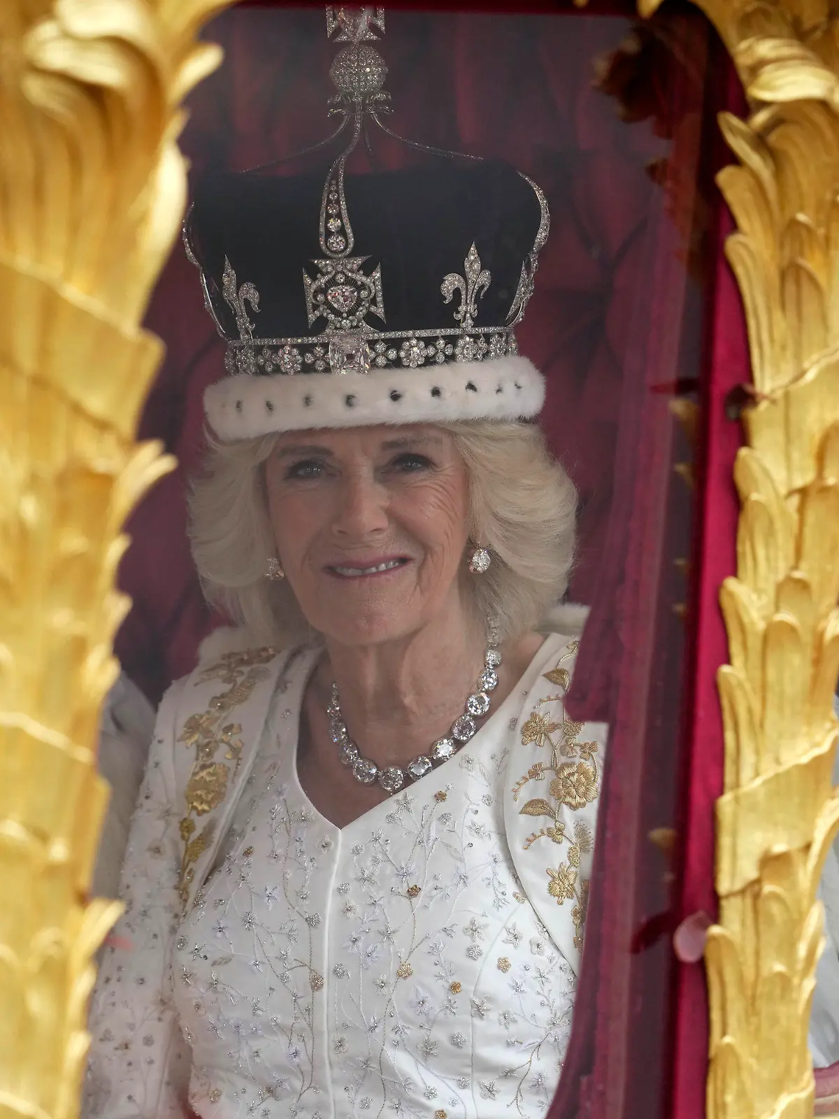 06.05.2023, Großbritannien, London: Großbritanniens König Charles III. und Königin Camilla fahren nach der Krönungszeremonie mit der Goldenen Staatskutsche zum Buckingham-Palast. Zur Krönung von König Charles III. sind zahlreiche Gäste gekommen. Foto: Kin Cheung/AP +++ dpa-Bildfunk +++