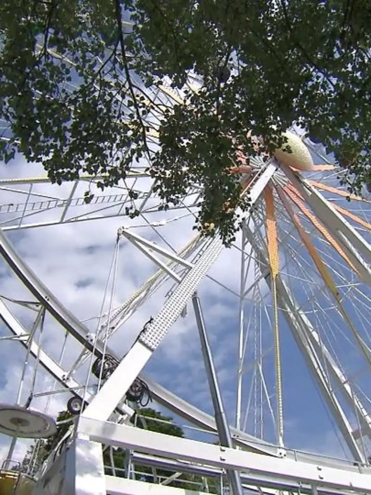 Sommer und Sonnenschein in 50 Metern Höhe. In Eltville am Rhein empfängt das Riesenrad endlich wieder Besucher. Bereits 2020 war es die Attraktion im Rheingau. Doch nicht nur die Aussicht ist spektakulär, als besonderen Zusatz gab es Weinproben im Riesenrad. Dank sinkender Inzidenzzahlen könnten solche Bilder bald wieder zur Normalität werden.