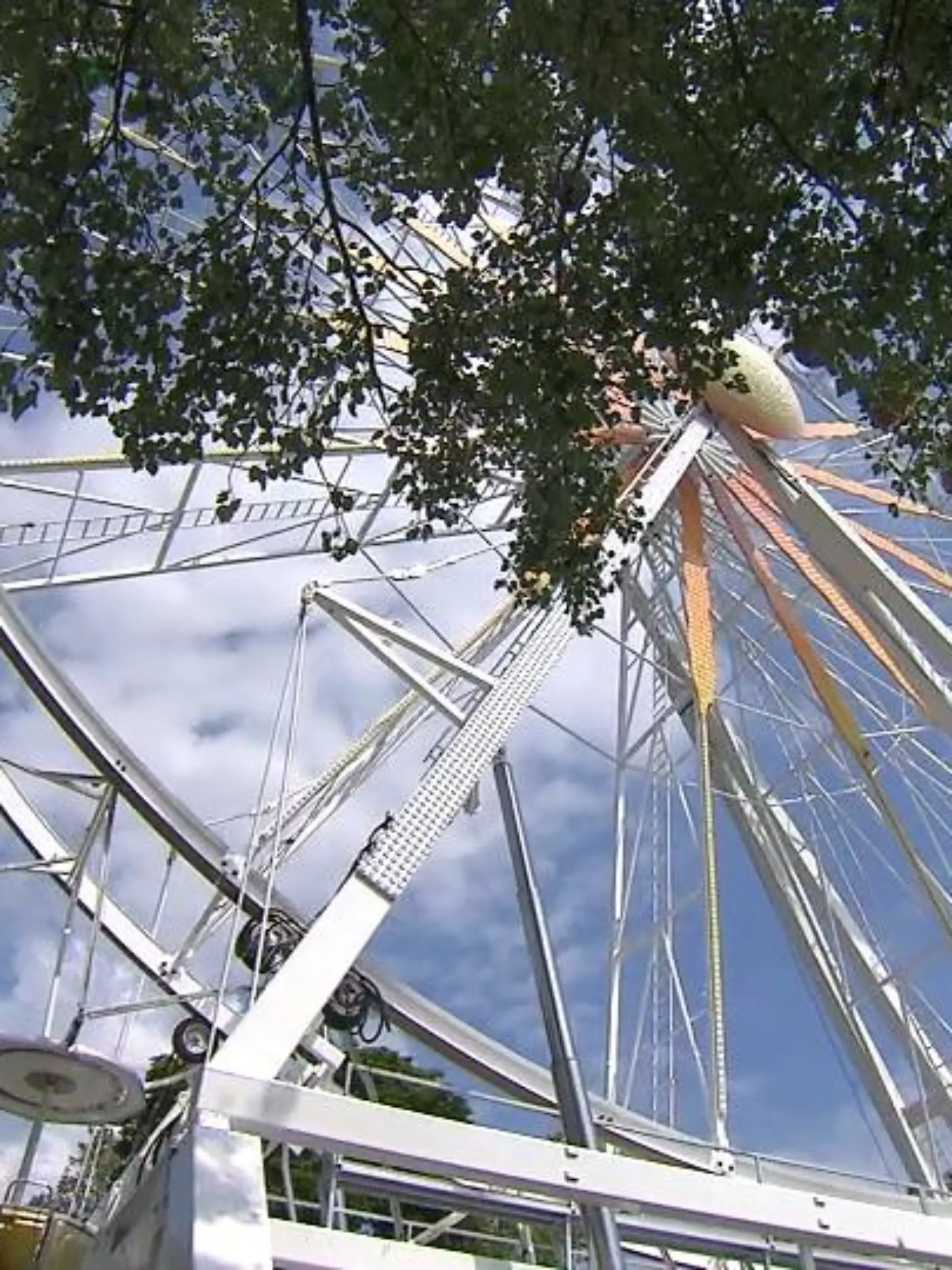 Sommer und Sonnenschein in 50 Metern Höhe. In Eltville am Rhein empfängt das Riesenrad endlich wieder Besucher. Bereits 2020 war es die Attraktion im Rheingau. Doch nicht nur die Aussicht ist spektakulär, als besonderen Zusatz gab es Weinproben im Riesenrad. Dank sinkender Inzidenzzahlen könnten solche Bilder bald wieder zur Normalität werden.