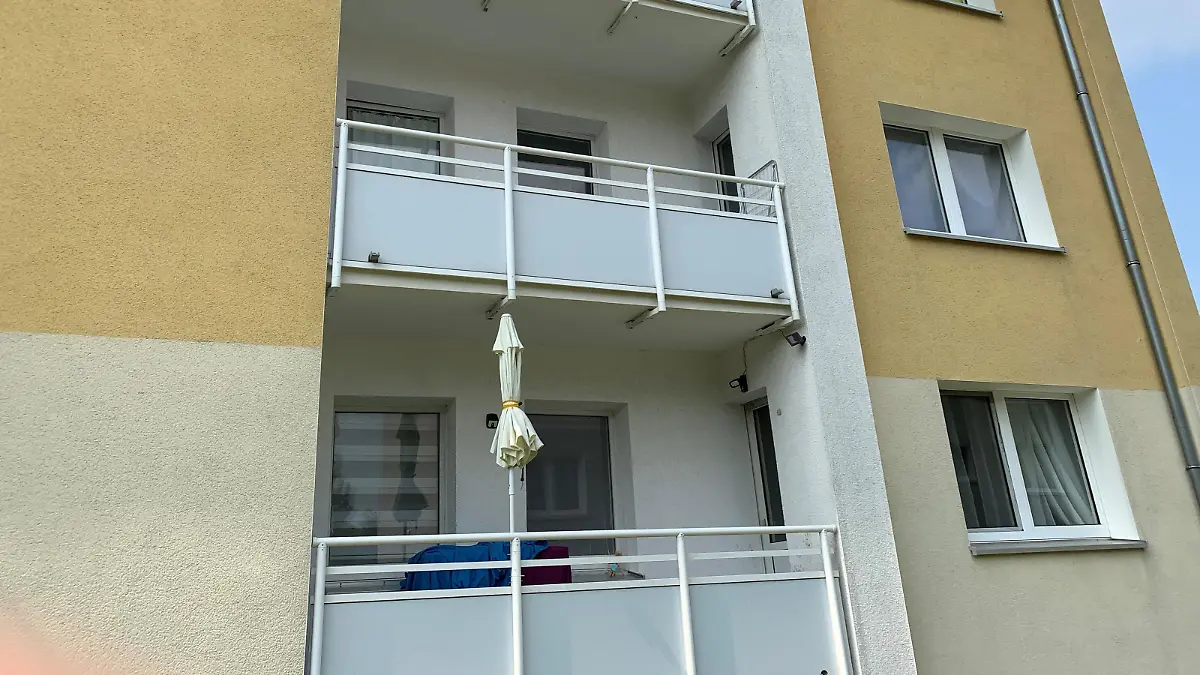 Aus der mittleren Wohnung befreite die Feuerwehr drei verwahrloster Kinder.