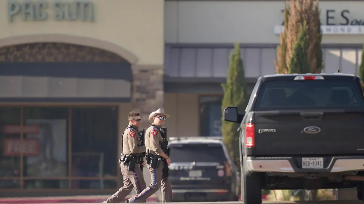 06.05.2023, USA, Allen: Polizeibeamte patrouillieren in einem Einkaufszentrum nach Berichten über Schüsse. In dem Einkaufszentrum in einem Vorort der Stadt Dallas sind bei einem Amoklauf mehrere Menschen verletzt worden. Am Samstagabend (Ortszeit) war die Lage noch unklar. Foto: LM Otero/AP/dpa +++ dpa-Bildfunk +++