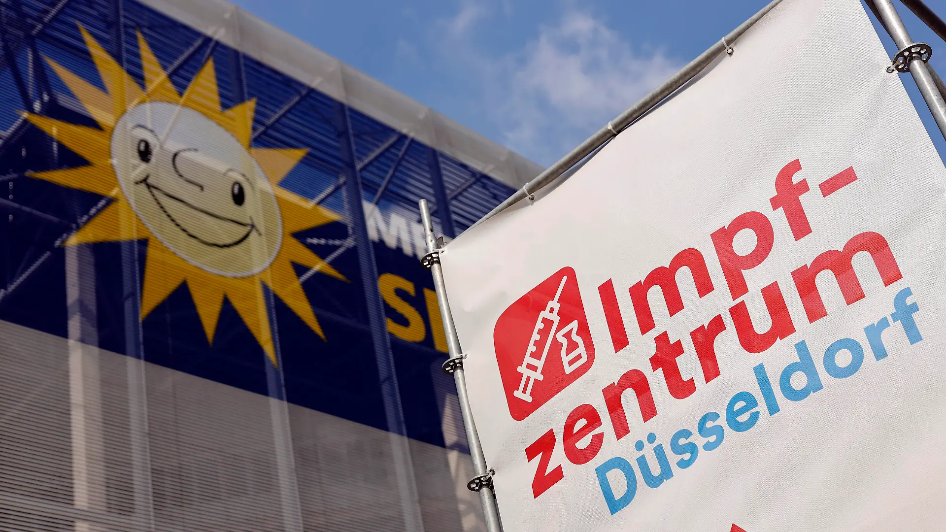 Impfzentrum in Düsseldorf an der Merkur Spiel-Arena.