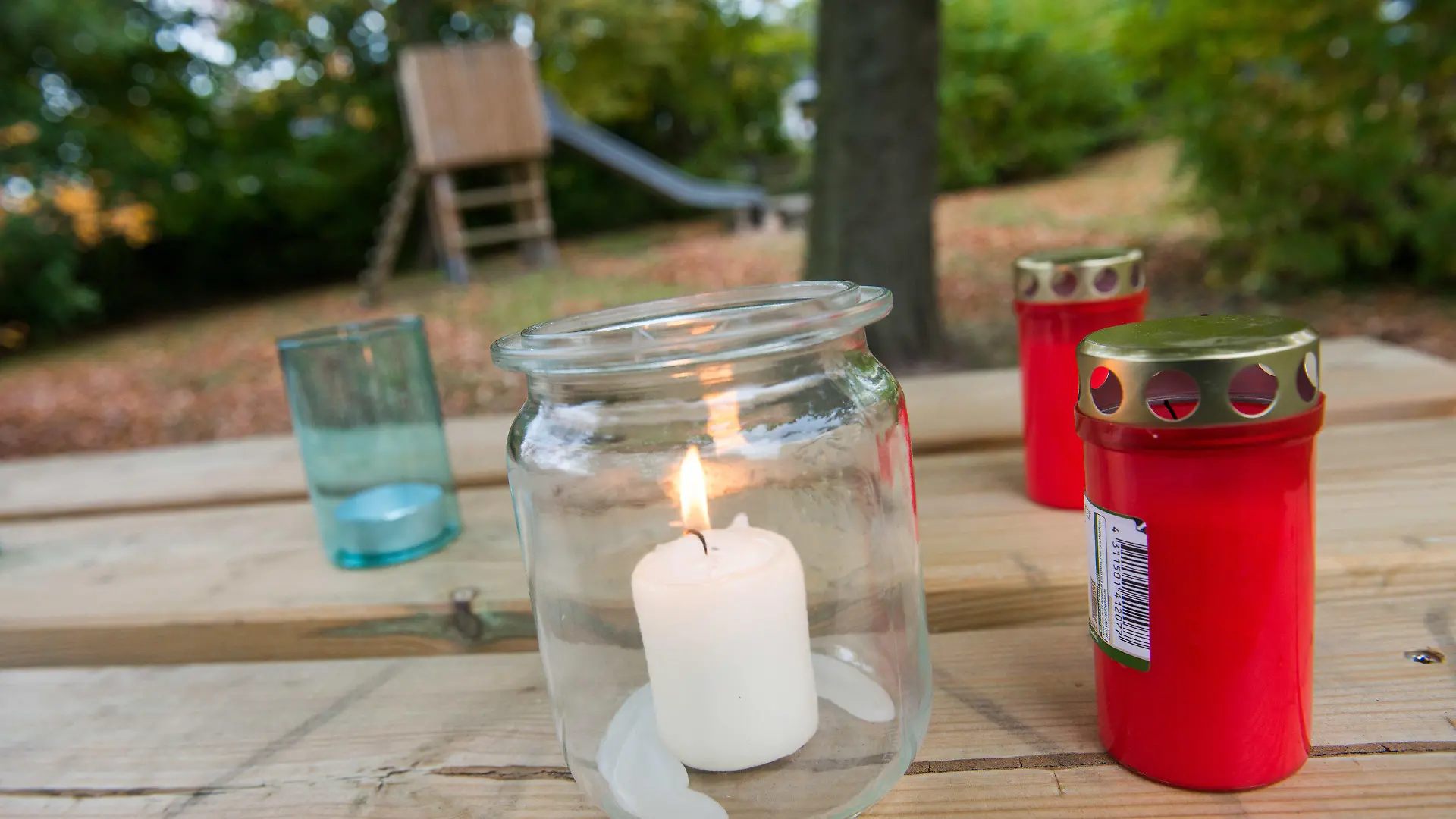 ARCHIV - 23.10.2020, Schleswig-Holstein, Grönwohld: Kerzen stehen auf einem Kinderspielplatz auf einem Tisch. Im Prozess um die tödliche Messerattacke auf dem Spielplatz in Grönwohld im Kreis Stormarn wollen die Richter des Landgerichts Lübeck am 3. Mai ein Urteil verkünden. (zu dpa «Urteil zur tödlichen Messerattacke in Grönwohld erwartet») Foto: Daniel Bockwoldt/dpa +++ dpa-Bildfunk +++