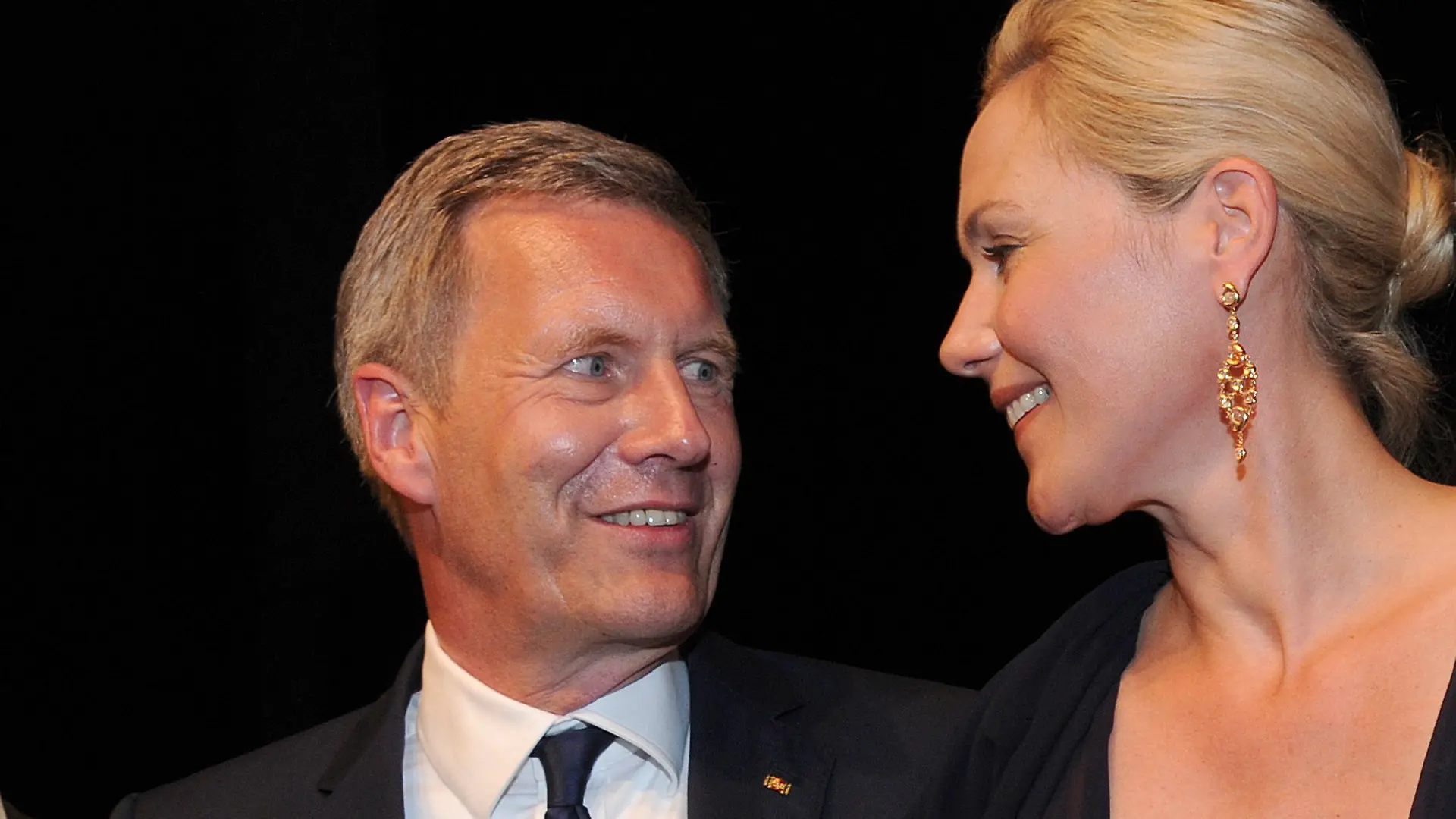 Ex-Bundespräsident Christian Wulff und seine Frau Bettina freuen sich am 26.07.2015 nach der Verleihung des Preises "Die Goldene Deutschland" im Cuvillies-Theater in München (Bayern). Wulff wurde in der Kategorie " Integration" geehrt. Mit dem Preis werden Menschen für ihre Verdienste um Deutschland, das deutsche Publikum und die deutsche Gesellschaft an sich gewürdigt. Foto: Ursula Düren/dpa +++(c) dpa - Bildfunk+++
