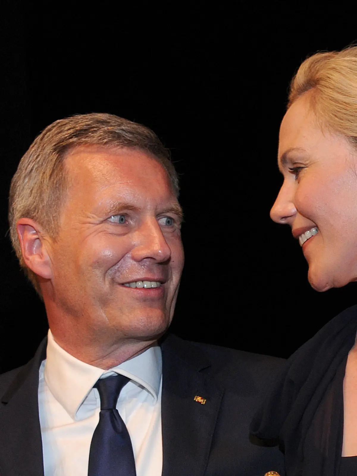 Ex-Bundespräsident Christian Wulff und  seine Frau Bettina freuen sich am 26.07.2015 nach der Verleihung des Preises "Die Goldene Deutschland" im Cuvillies-Theater in München (Bayern). Wulff wurde in der Kategorie " Integration" geehrt. Mit dem Preis werden Menschen für ihre Verdienste um Deutschland, das deutsche Publikum und die deutsche Gesellschaft an sich gewürdigt. Foto: Ursula Düren/dpa +++(c) dpa - Bildfunk+++