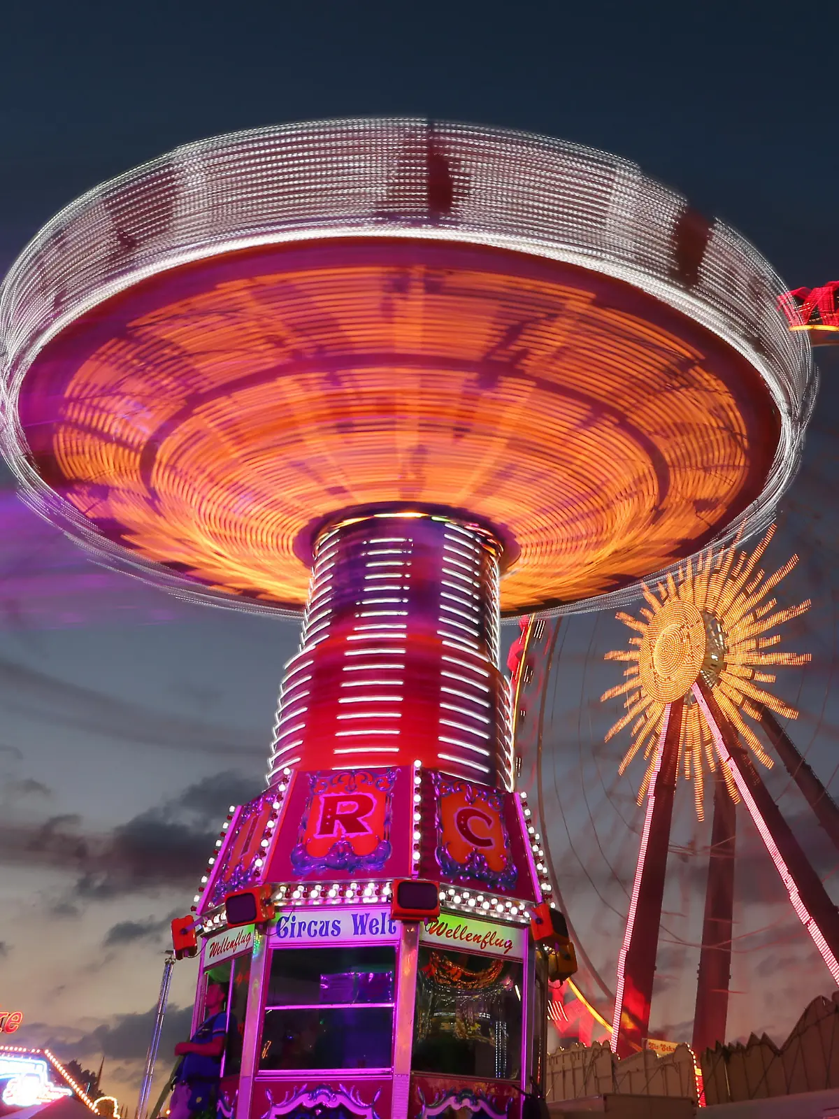 dpatopbilder Ein Kettenkarussell und ein Riesenrad sind bei der 581. Cranger Kirmes am 06.08.2016 in Herne (Nordrhein-Westfalen) zu sehen. Es werden mehr als vier Millionen Besucher zum zweitgrößten Volksfest in Deutschland erwartet. Foto: Ina Fassbender/dpa | Verwendung weltweit