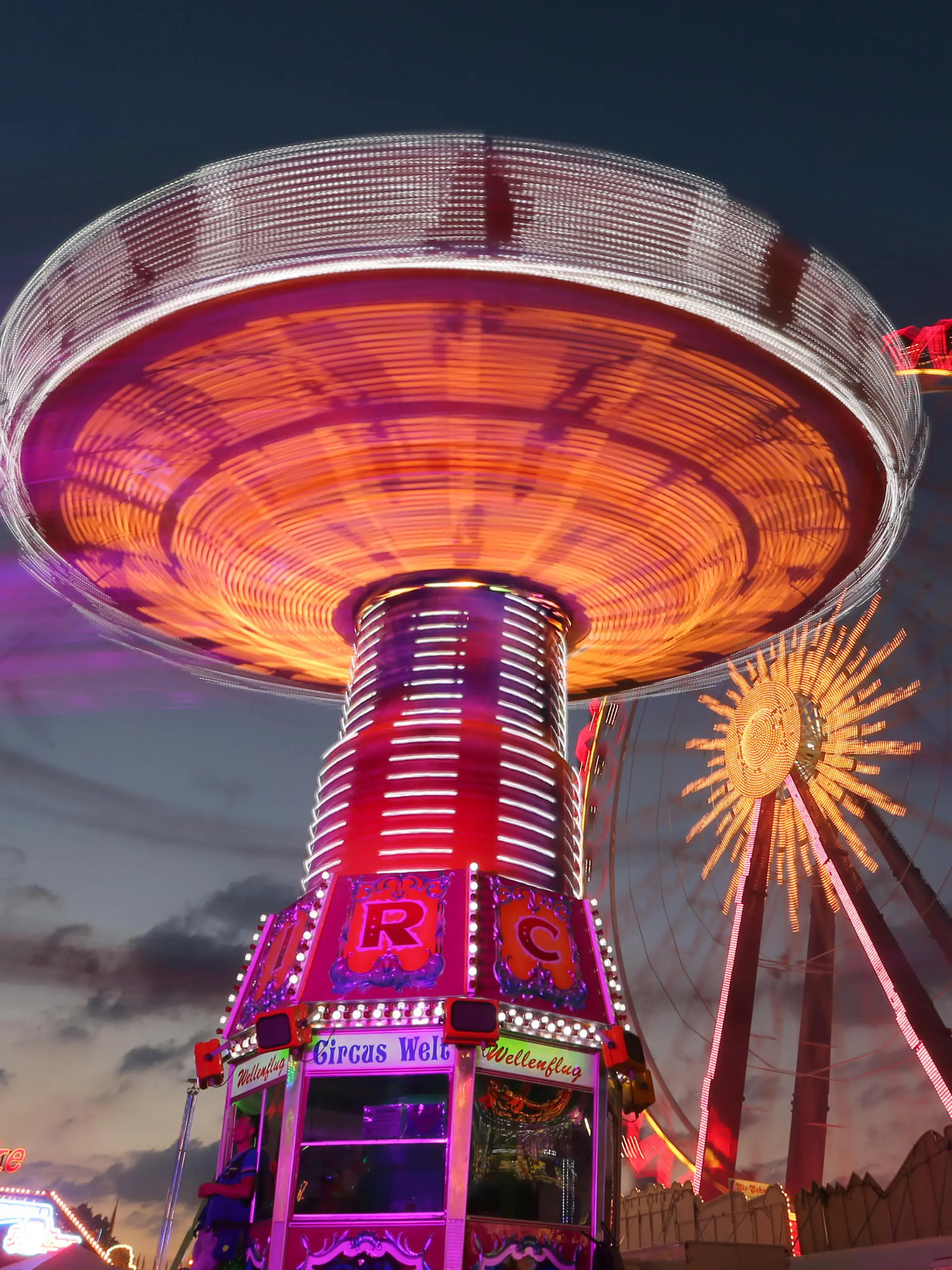 dpatopbilder Ein Kettenkarussell und ein Riesenrad sind bei der 581. Cranger Kirmes am 06.08.2016 in Herne (Nordrhein-Westfalen) zu sehen. Es werden mehr als vier Millionen Besucher zum zweitgrößten Volksfest in Deutschland erwartet. Foto: Ina Fassbender/dpa | Verwendung weltweit