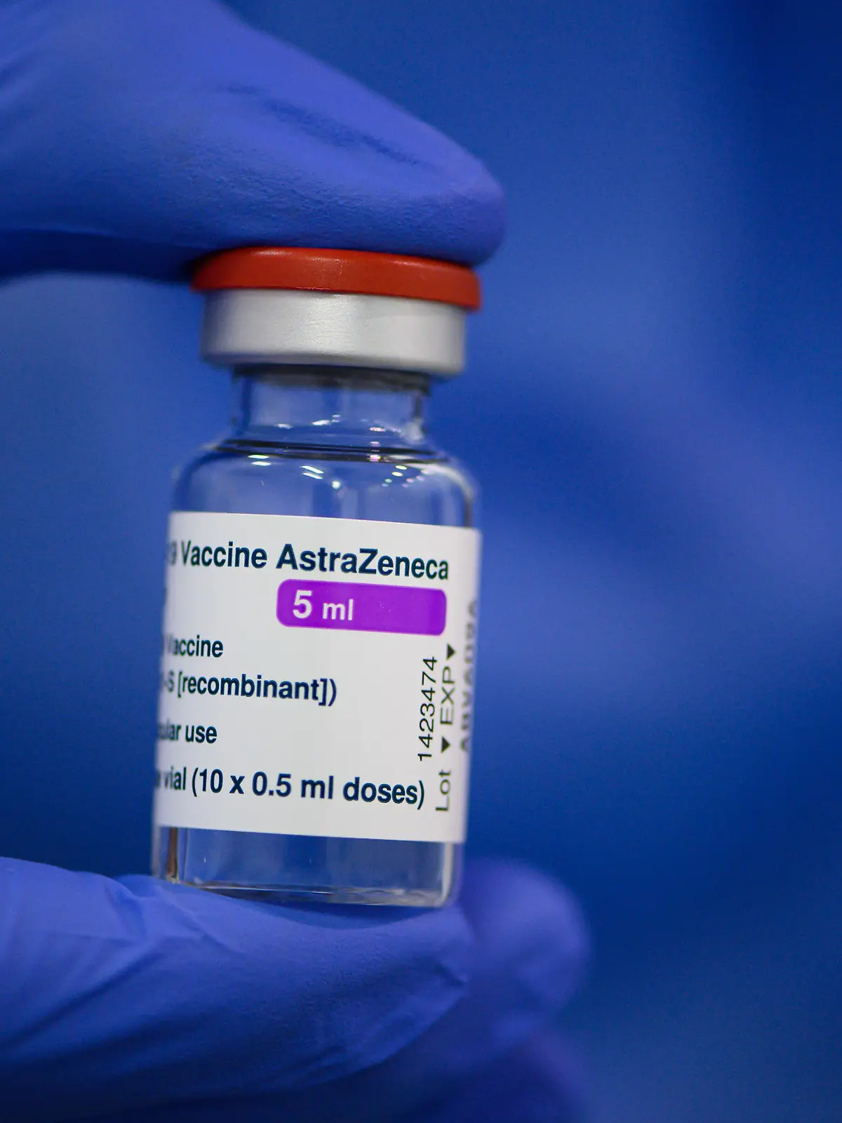 ARCHIV - 20.03.2021, Sachsen, Dresden: Ein Mitarbeiter im Impfzentrum in der Messe Dresden hält ein Fläschchen mit dem Astrazeneca-Wirkstoff gegen Corona in seiner Hand. Forscher der Universitätsmedizin Ulm haben in dem Impfstoff des Herstellers Astrazeneca Verunreinigungen durch Proteine entdeckt. Gefunden wurden der Studie zufolge menschliche und virale Proteine, vor allem sogenannte Hitzeschock-Proteine. Negative Auswirkungen auf Geimpfte dürften die meisten davon nicht haben, sagte der Leiter der Studie. Foto: Robert Michael/dpa-Zentralbild/dpa +++ dpa-Bildfunk +++