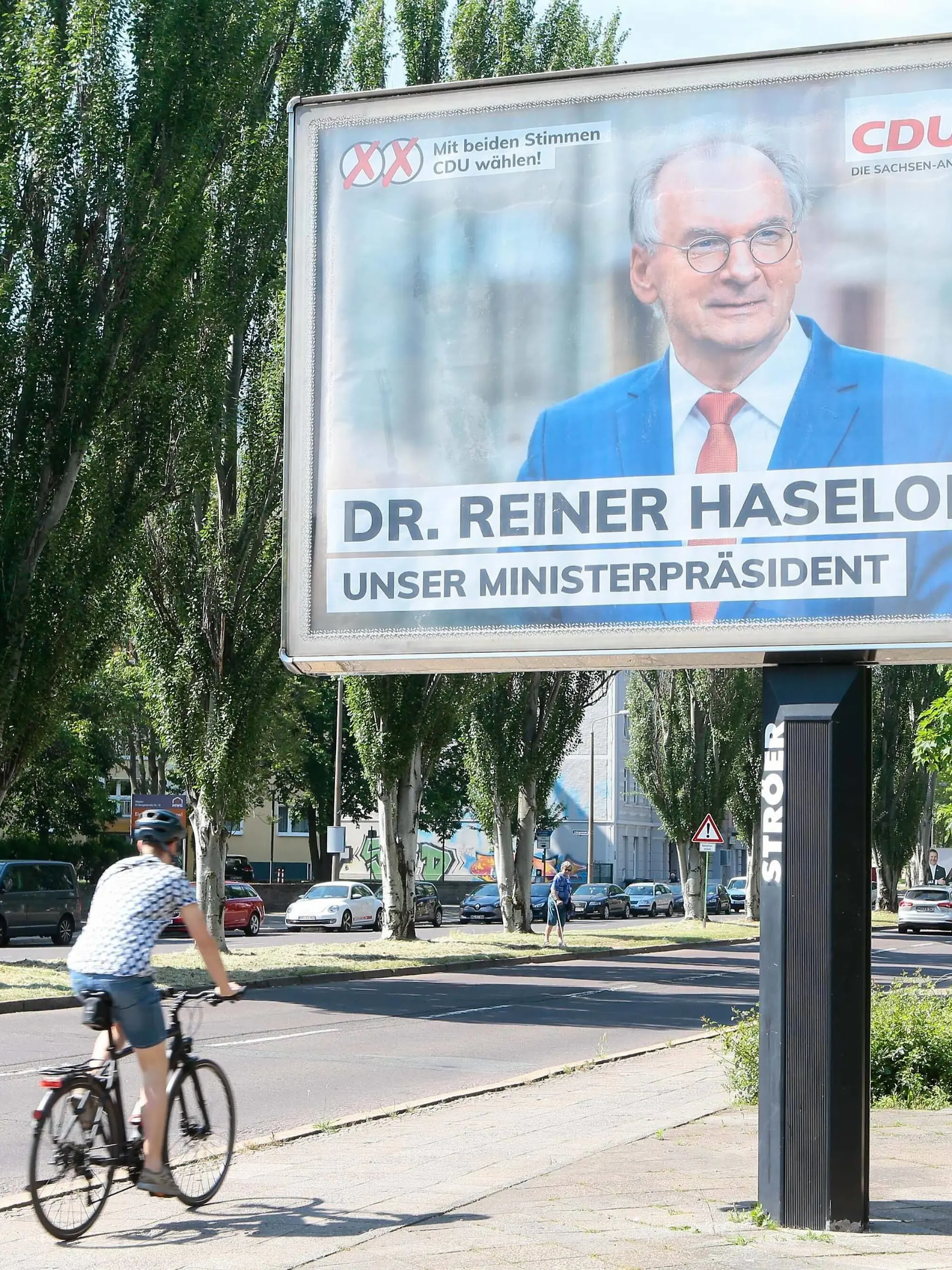 04.06.2021, xtgx, Politik, Landtagswahl in Sachsen-Anhalt, Wahlplakate der CDU um Dr. Reiner Haseloff und der SPD um Katja Paehle Moeckern *** 04 06 2021, xtgx, politics, state election in Saxony-Anhalt, election posters of the CDU around Dr Reiner Haseloff and the SPD around Katja Paehle Moeckern 