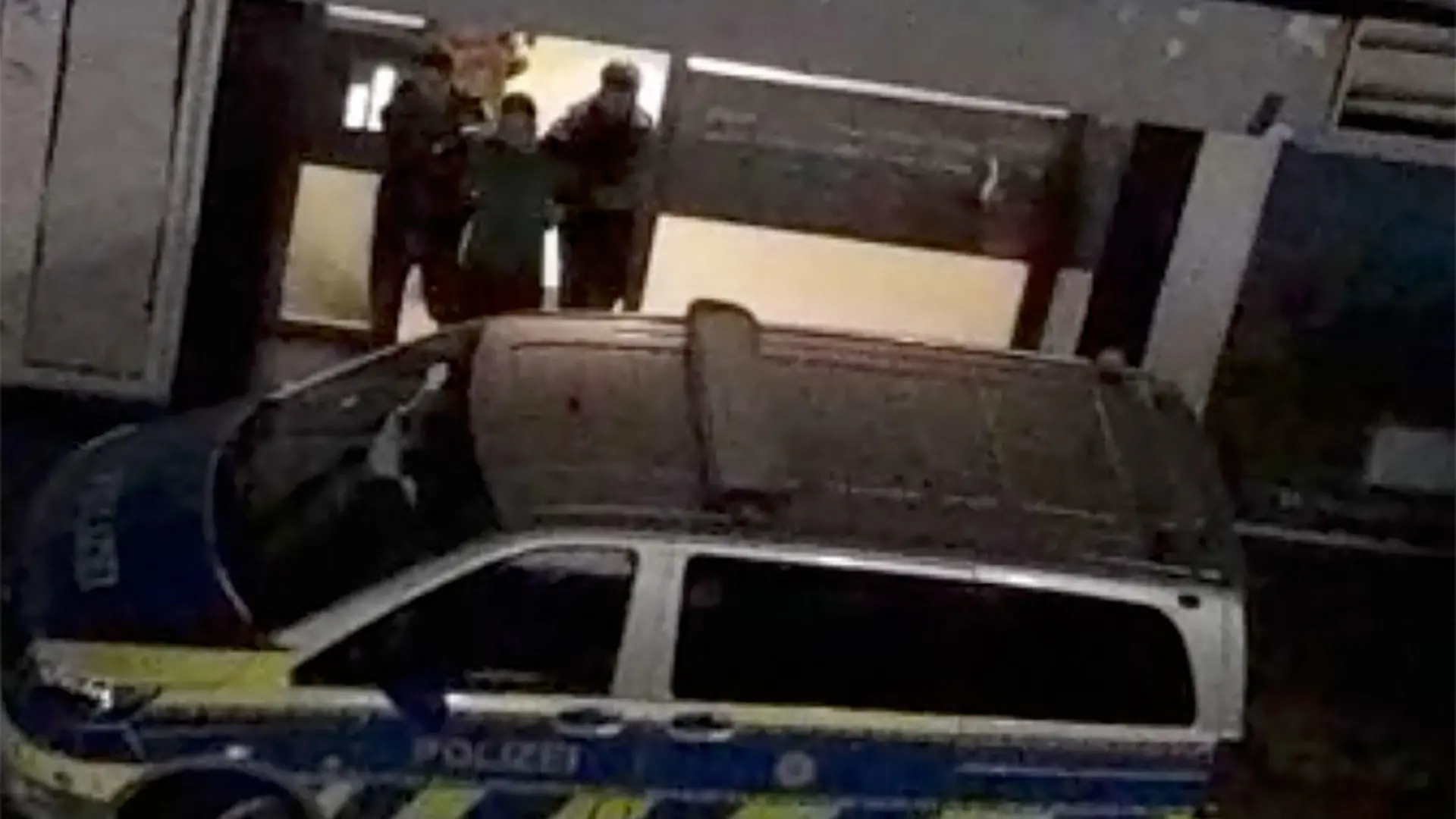 23.04.2023, Nordrhein-Westfalen, Duisburg: Ein Mann wird von der Polizei aus einem Haus in Duisburg geführt. Fünf Tage nach der blutigen Attacke in einem Duisburger Fitnessstudio ist in der Nacht zum Sonntag ein 26-jähriger Tatverdächtiger festgenommen worden. Foto: Christoph Reichwein/dpa +++ dpa-Bildfunk +++
