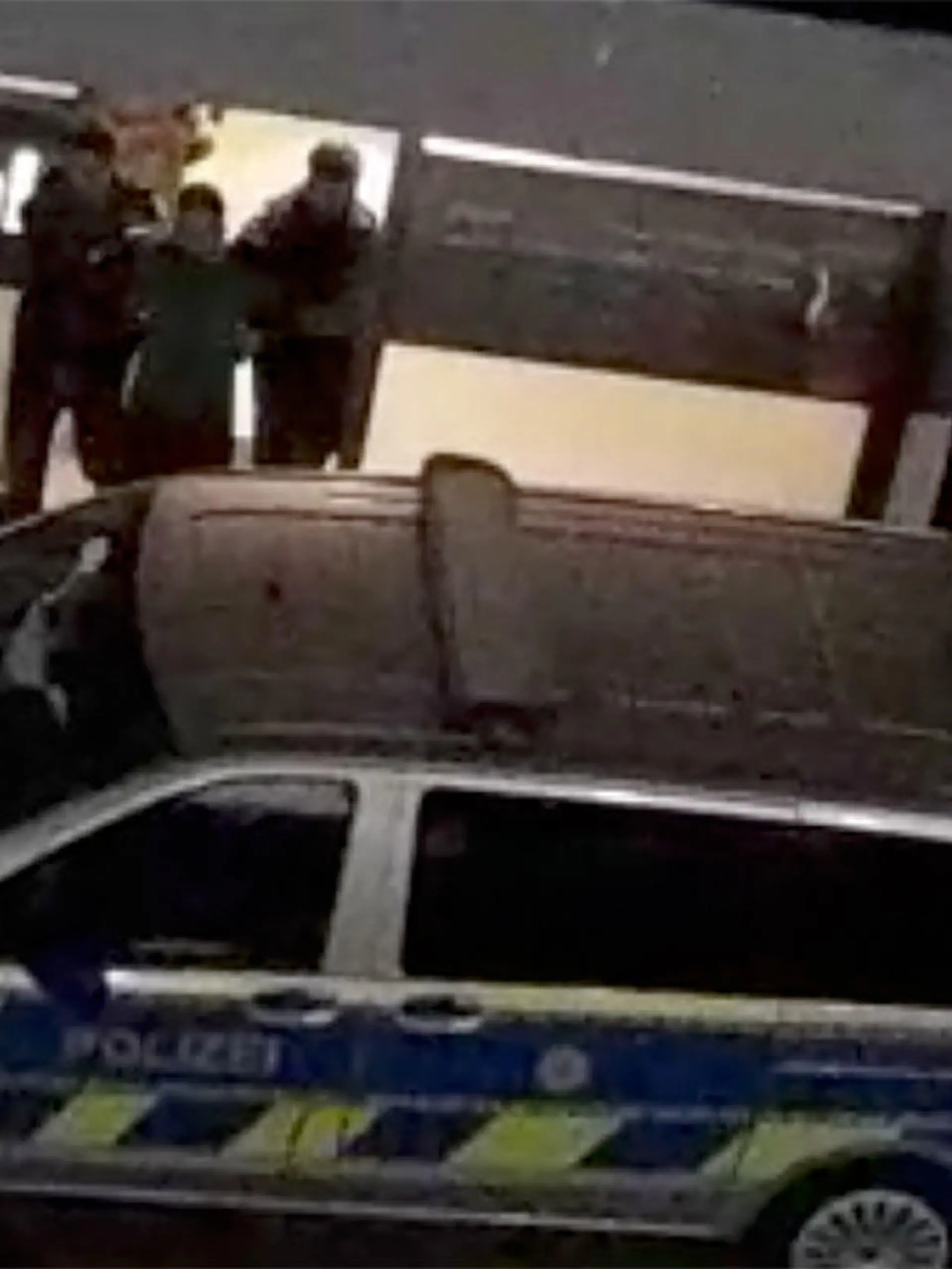 23.04.2023, Nordrhein-Westfalen, Duisburg: Ein Mann wird von der Polizei aus einem Haus in Duisburg geführt. Fünf Tage nach der blutigen Attacke in einem Duisburger Fitnessstudio ist in der Nacht zum Sonntag ein 26-jähriger Tatverdächtiger festgenommen worden. Foto: Christoph Reichwein/dpa +++ dpa-Bildfunk +++