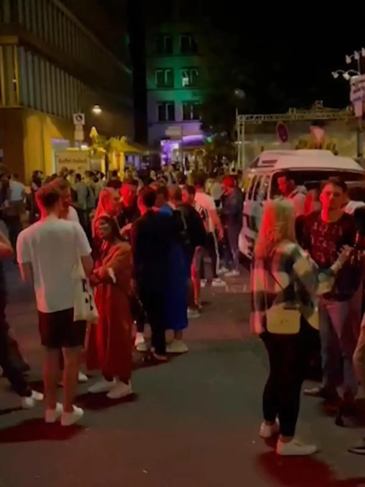 Zehntausende Menschen feierten bis in die Nacht auf den Straßen die neuen Lockerungen der Corona-Regeln zum langen Wochenende. Verspielen wir damit unseren Corona-Erfolg?