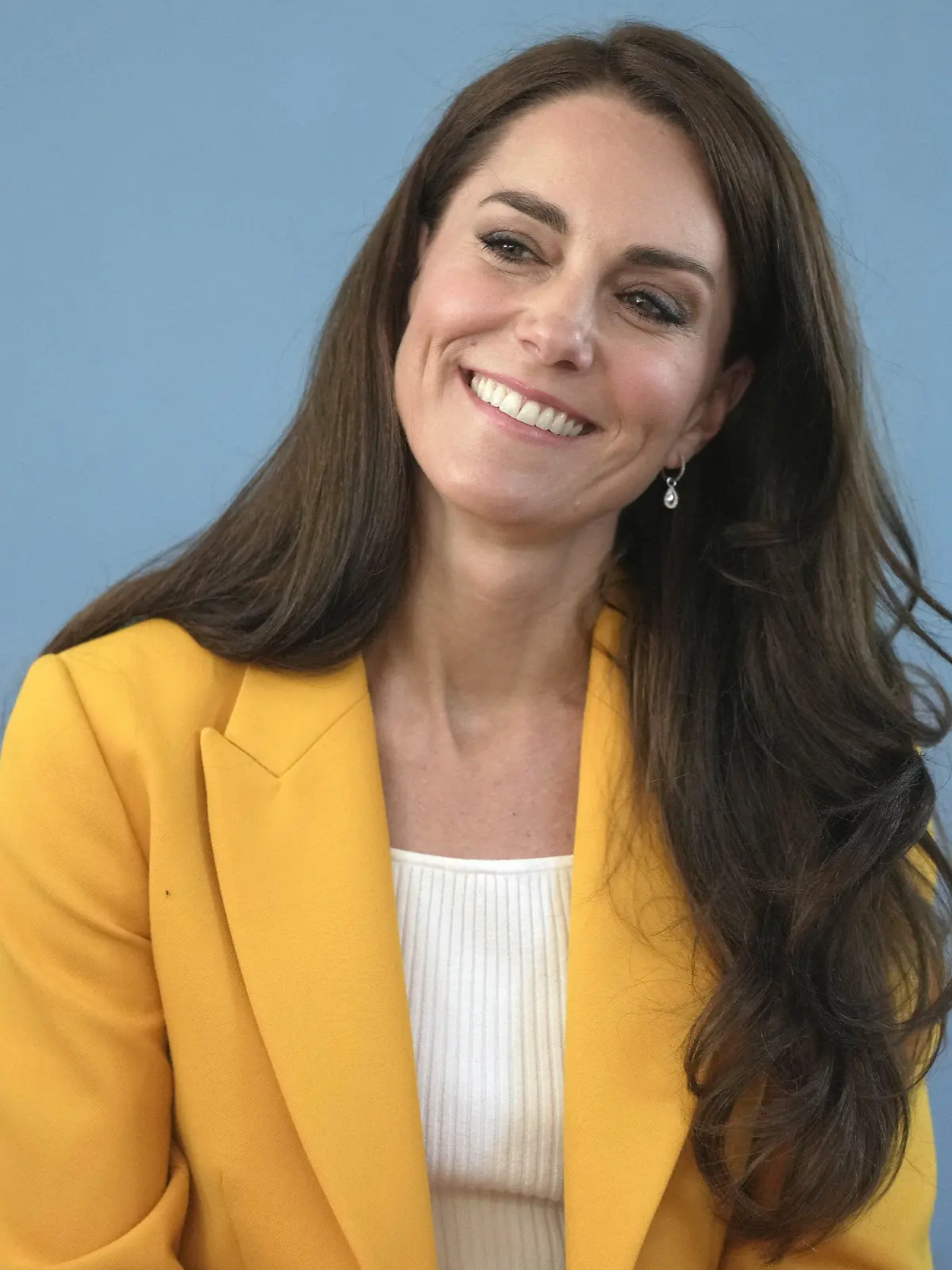 16.05.2023, Großbritannien, Bad: Kate, Prinzessin von Wales, hört zu, als sie den Dame Kelly Holmes Trust besucht und einige der jungen Menschen trifft, die von der Wohltätigkeitsorganisation unterstützt werden. Die Organisation bringt Weltklasse-Athleten mit jungen Menschen zusammen, um deren Siegermentalität weiterzugeben und ihnen durch Coaching und Mentoring zu helfen, die Fähigkeiten und das Selbstvertrauen zu entwickeln, die sie brauchen, um in Ausbildung, Beruf und Leben erfolgreich zu sein. Foto: Kin Cheung/PA Wire/dpa +++ dpa-Bildfunk +++