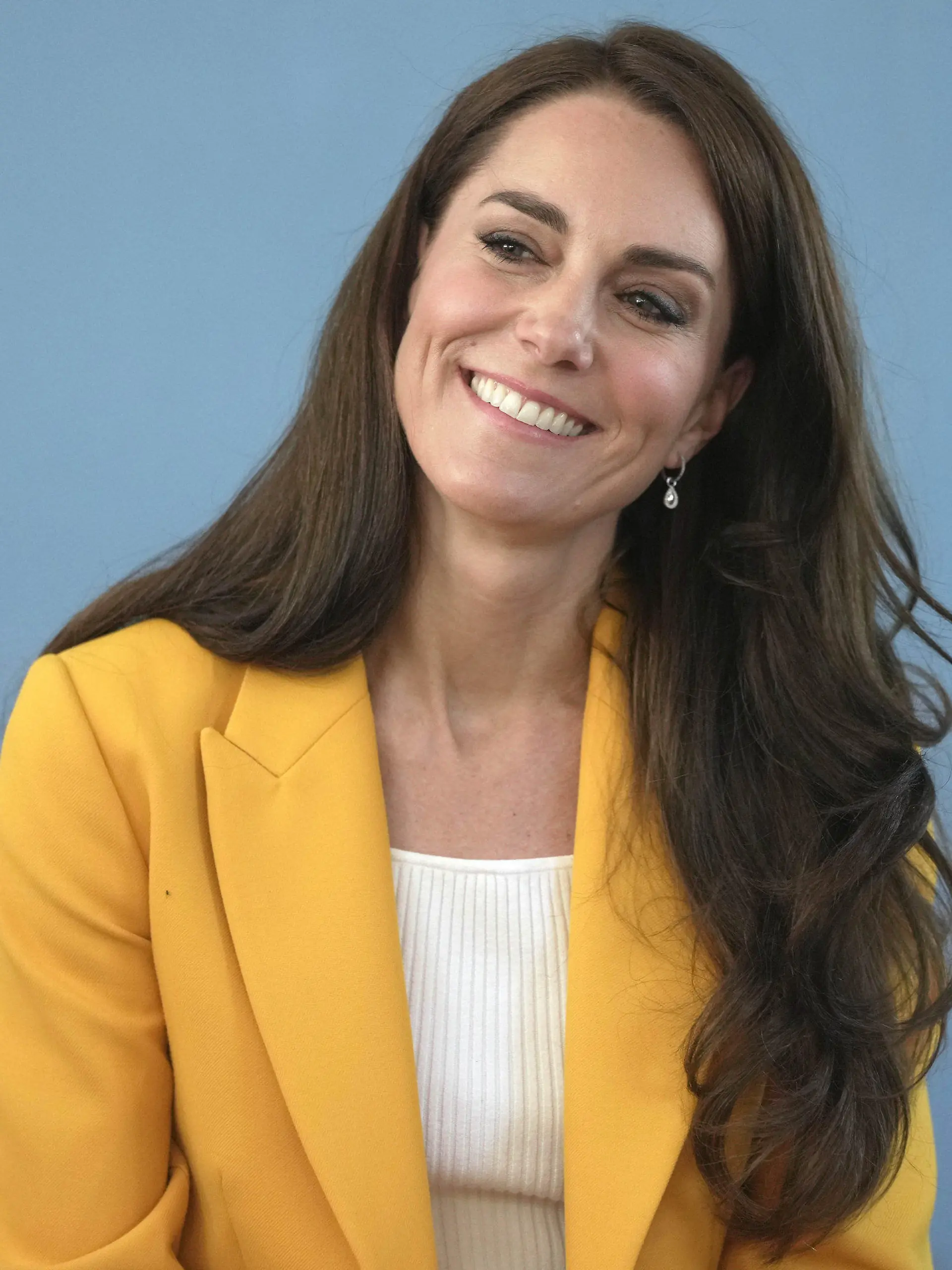 16.05.2023, Großbritannien, Bad: Kate, Prinzessin von Wales, hört zu, als sie den Dame Kelly Holmes Trust besucht und einige der jungen Menschen trifft, die von der Wohltätigkeitsorganisation unterstützt werden. Die Organisation bringt Weltklasse-Athleten mit jungen Menschen zusammen, um deren Siegermentalität weiterzugeben und ihnen durch Coaching und Mentoring zu helfen, die Fähigkeiten und das Selbstvertrauen zu entwickeln, die sie brauchen, um in Ausbildung, Beruf und Leben erfolgreich zu sein. Foto: Kin Cheung/PA Wire/dpa +++ dpa-Bildfunk +++
