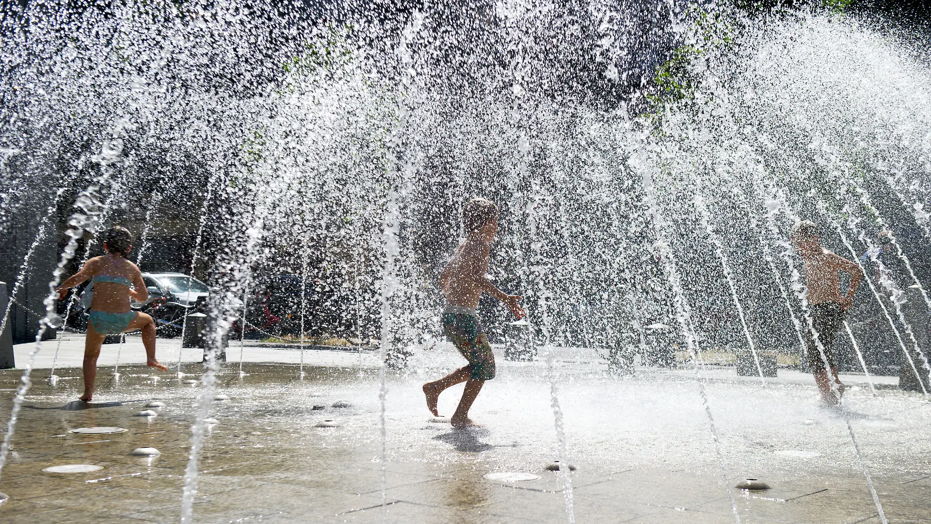 Kinder spielen nach dem letzten Schultag am Dienstag (28.06.2011) in Berlin in einem Brunnen am Walter-Benjamin-Platz. Die Meteorologen sagten für heute Spitzenwerte von bis zu 30 Grad Celsius im Schatten voraus, die zum Planschen einladen. Foto: Tobias Kleinschmidt dpa/lbn +++(c) dpa - Bildfunk+++