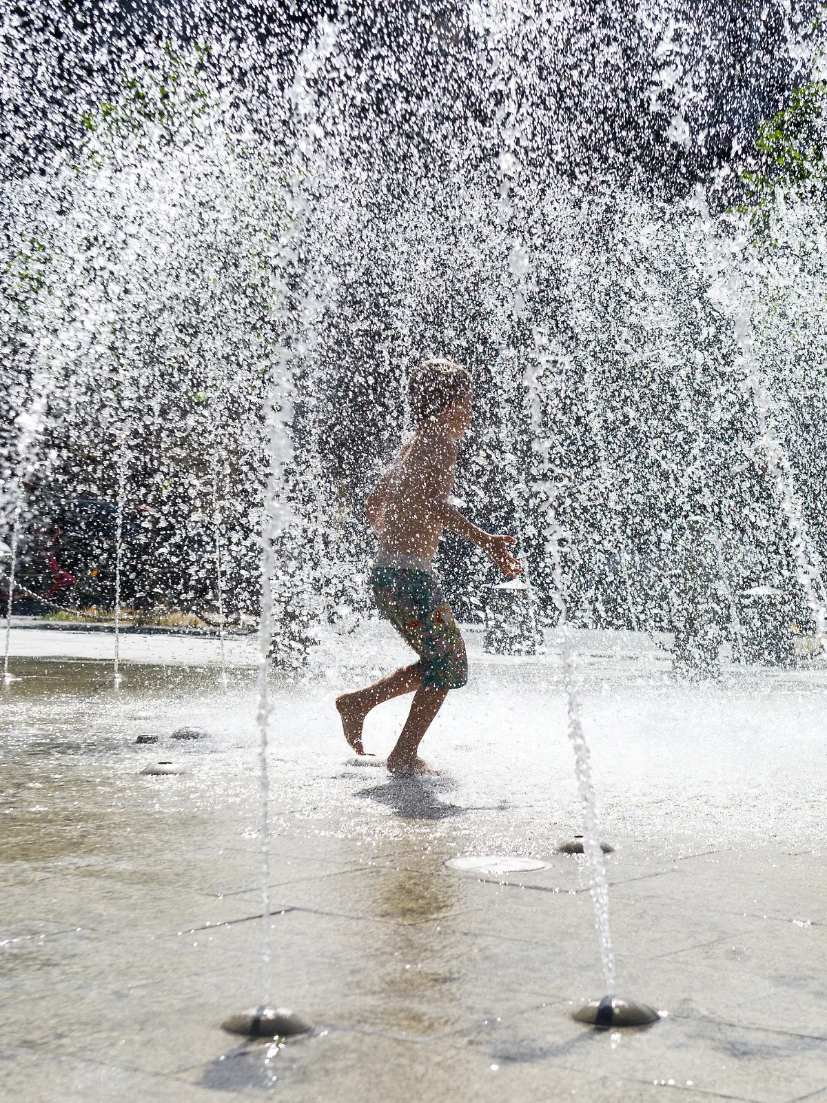 Kinder spielen nach dem letzten Schultag am Dienstag (28.06.2011) in Berlin in einem Brunnen am Walter-Benjamin-Platz. Die Meteorologen sagten für heute Spitzenwerte von bis zu 30 Grad Celsius im Schatten voraus, die zum Planschen einladen. Foto: Tobias Kleinschmidt dpa/lbn  +++(c) dpa - Bildfunk+++